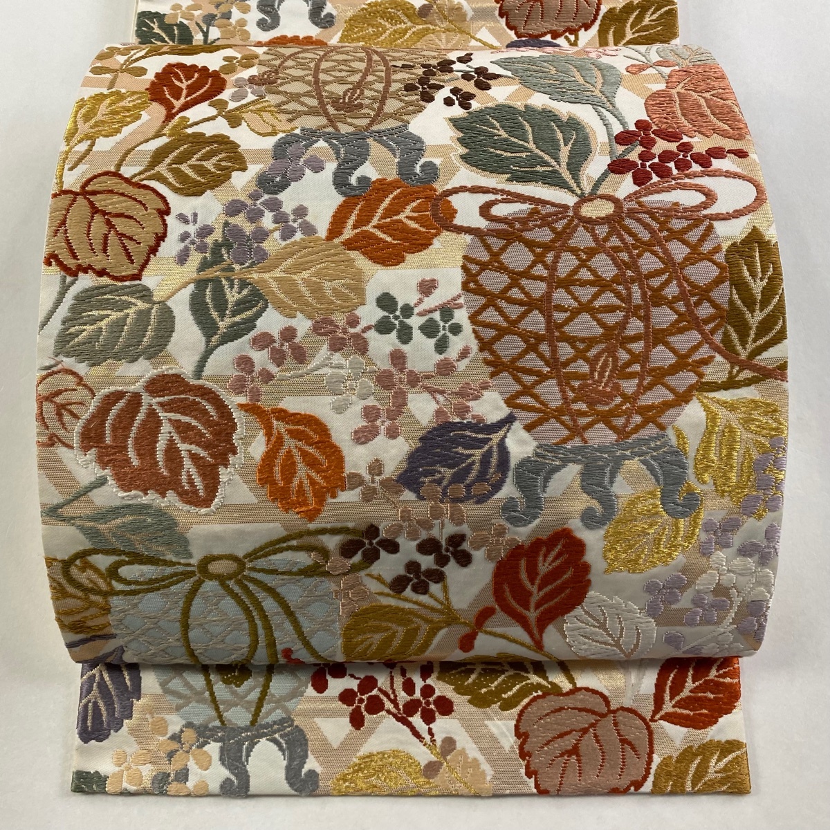 袋帯 名品 お仕覆 草花 唐織 箔 クリーム 六通 正絹 【中古】拍卖