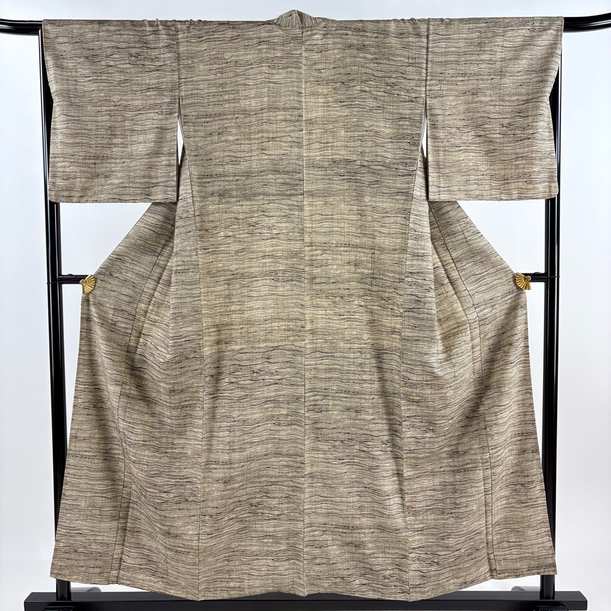 【美品】 小紋 身丈155cm 裄丈67cm M 袷 紬地 幾何学 薄茶色 正絹 秀品 【中古】拍卖