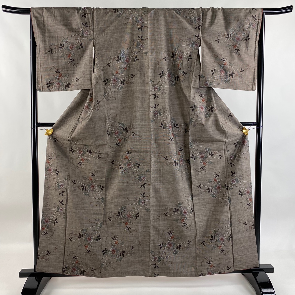 紬 身丈161.5cm 裄丈66cm M 袷 やまと 草花 焦茶色 正絹 秀品 【中古】拍卖