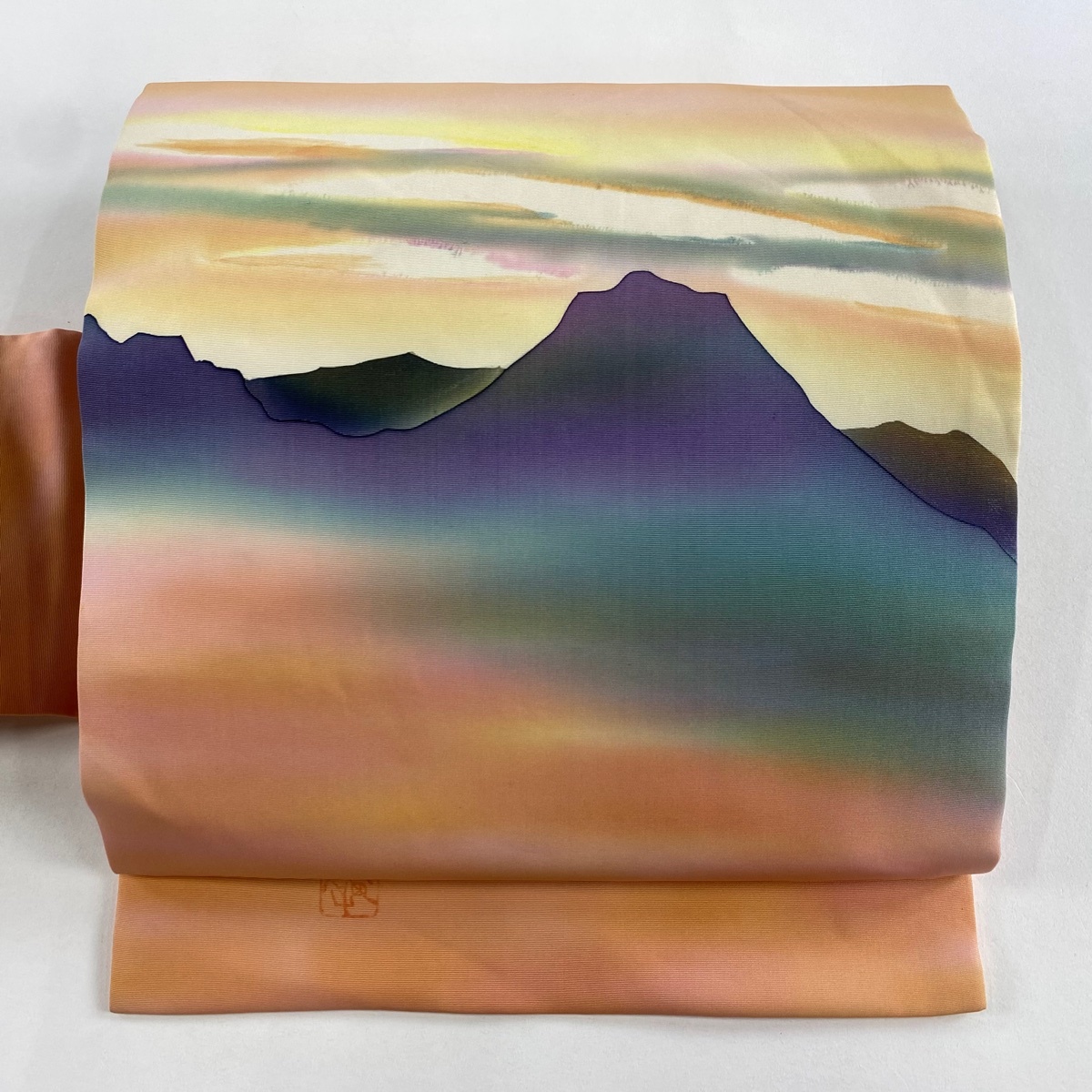 名古屋帯 秀品 落款 本郷大田子 山並み 霞 ぼかし 薄オレンジ 正絹 【中古】拍卖