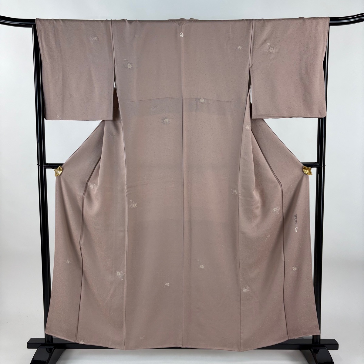 小紋 身丈157cm 裄丈66.5cm M 袷 柿本市郎 落款 菊 芝 ピンクベージュ 正絹 秀品 一つ紋 【中古】拍卖