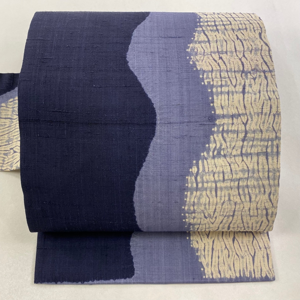 【美品】 名古屋帯 逸品 生紬 しょうざん 幾何学 絞り 藍色 正絹 【中古】拍卖