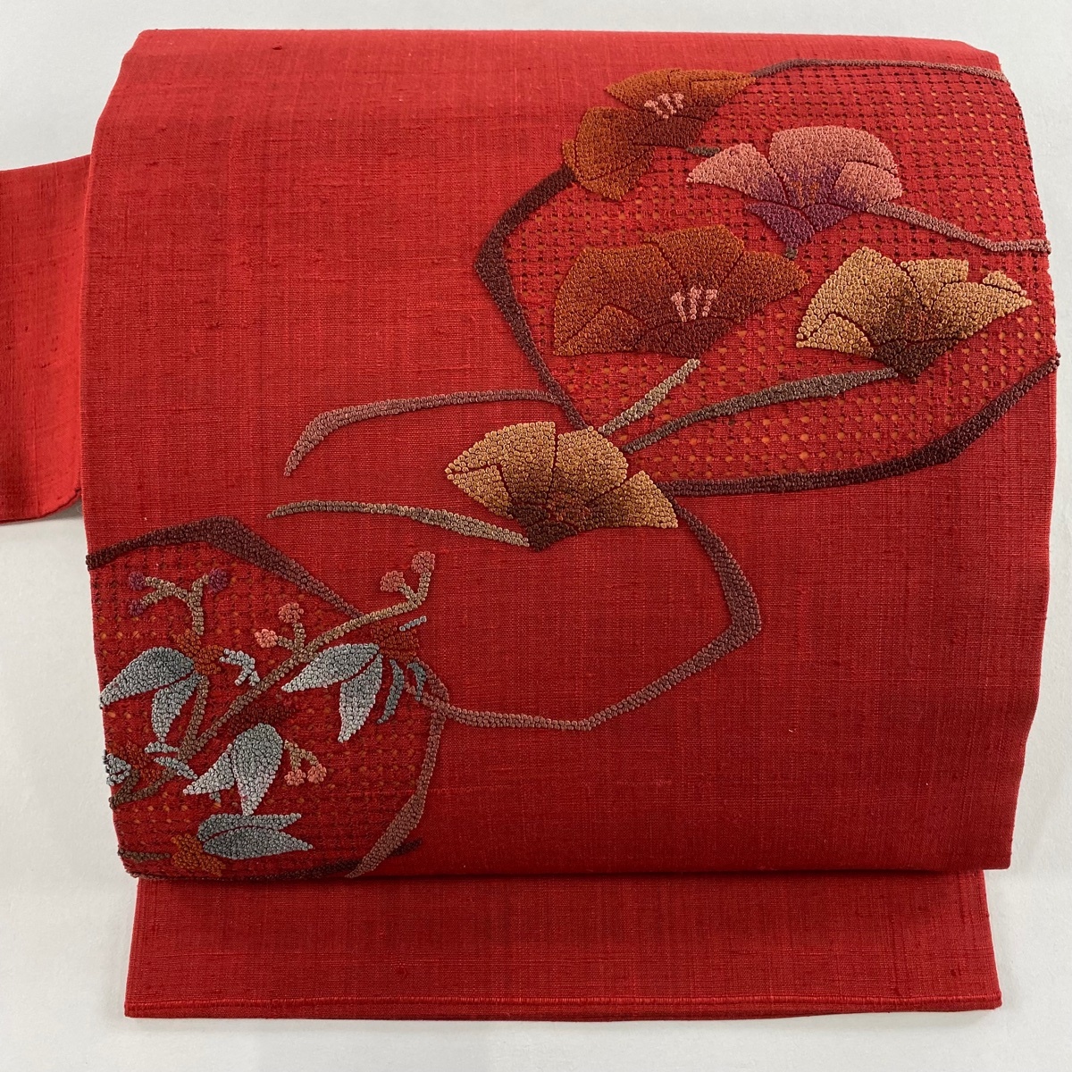 名古屋帯 秀品 紬地 関西仕立て 枝花 刺繍 赤 正絹 【中古】拍卖