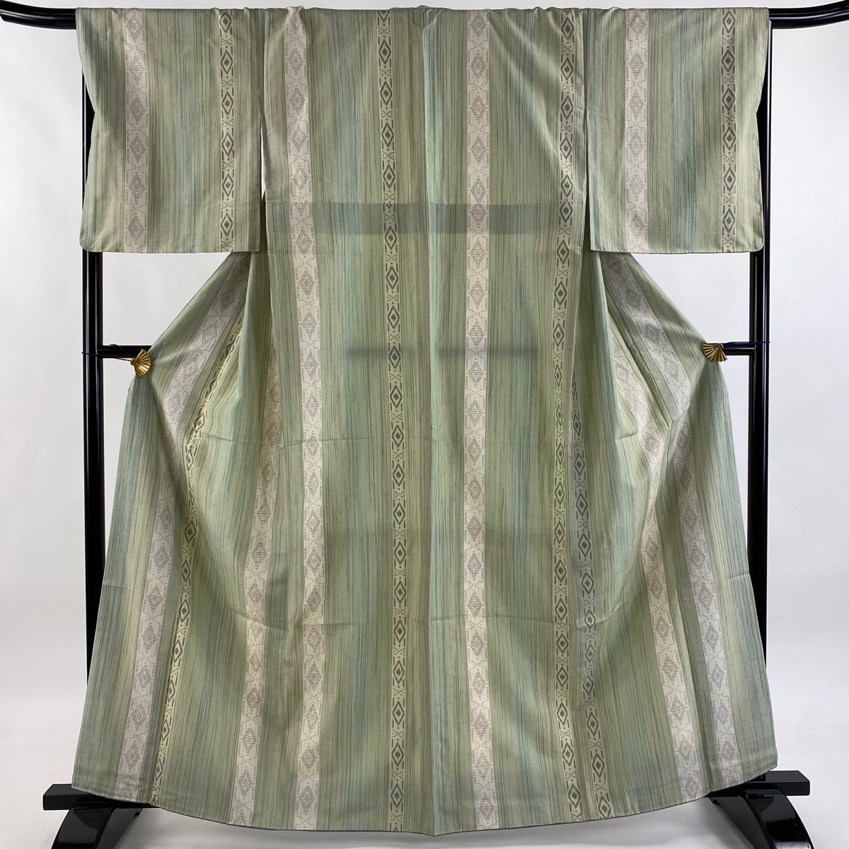 【美品】 結城紬 身丈163cm 裄丈67.5cm L 袷 はたおり娘 奥順 やまと 証紙 菱 縞 薄緑 正絹 逸品 【中古】拍卖
