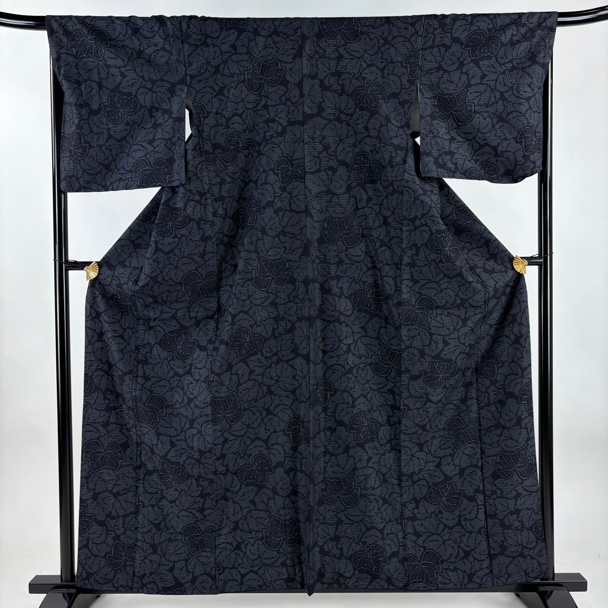 【美品】 結城紬 身丈160.5cm 裄丈67.5cm L 袷 はたおり娘 奥順 証紙 葉柄 亀甲絣 濃紺 正絹 逸品 【中古】拍卖