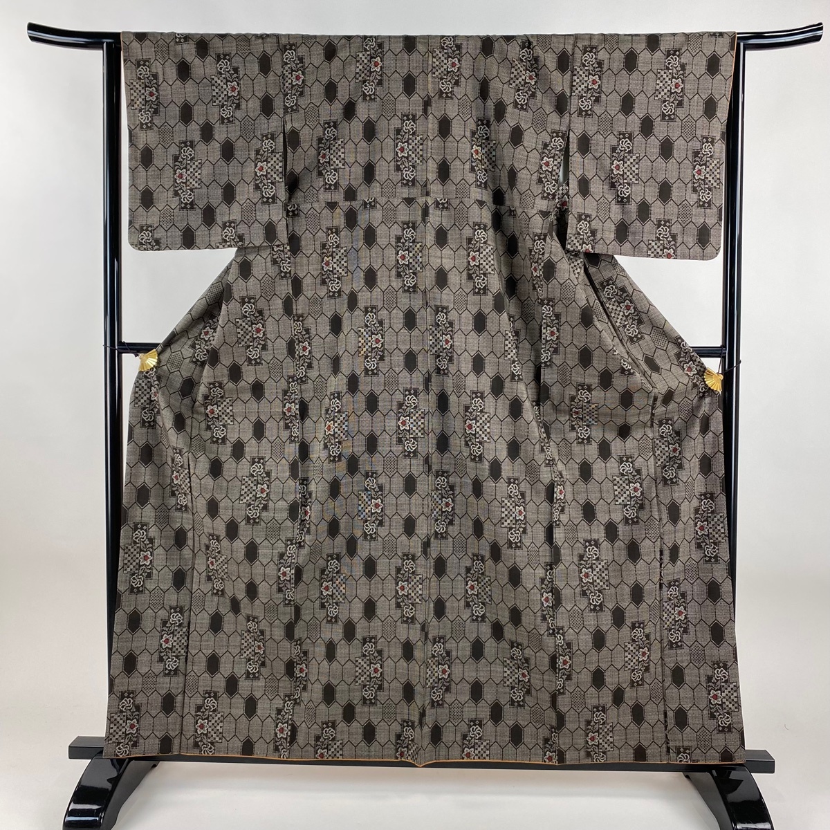 【美品】 大島紬 身丈160cm 裄丈65cm M 袷 純泥染 証紙 亀甲 焦茶色 正絹 名品 【中古】拍卖