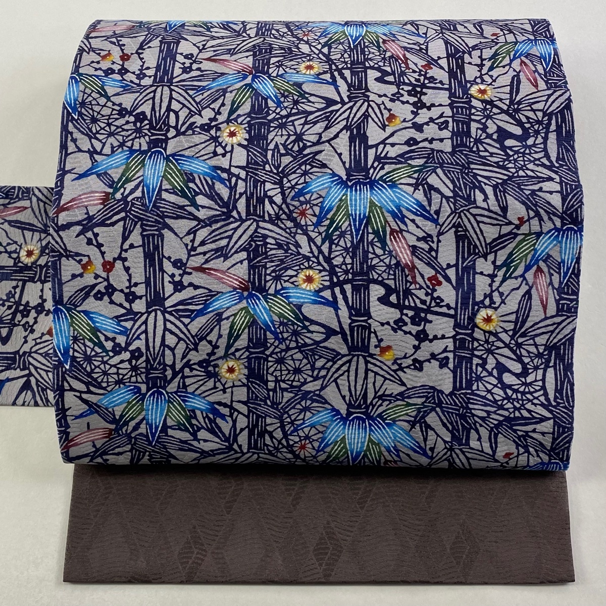 【美品】 名古屋帯 逸品 城間栄順 落款 笹 竹 紅型 灰色 正絹 【中古】拍卖