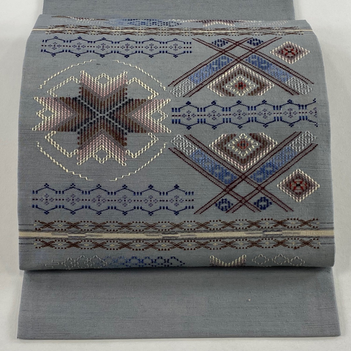 開き名古屋帯 逸品 紬地 ますいわ屋 菱 幾何学模様 刺繍 青灰色 正絹 【中古】拍卖