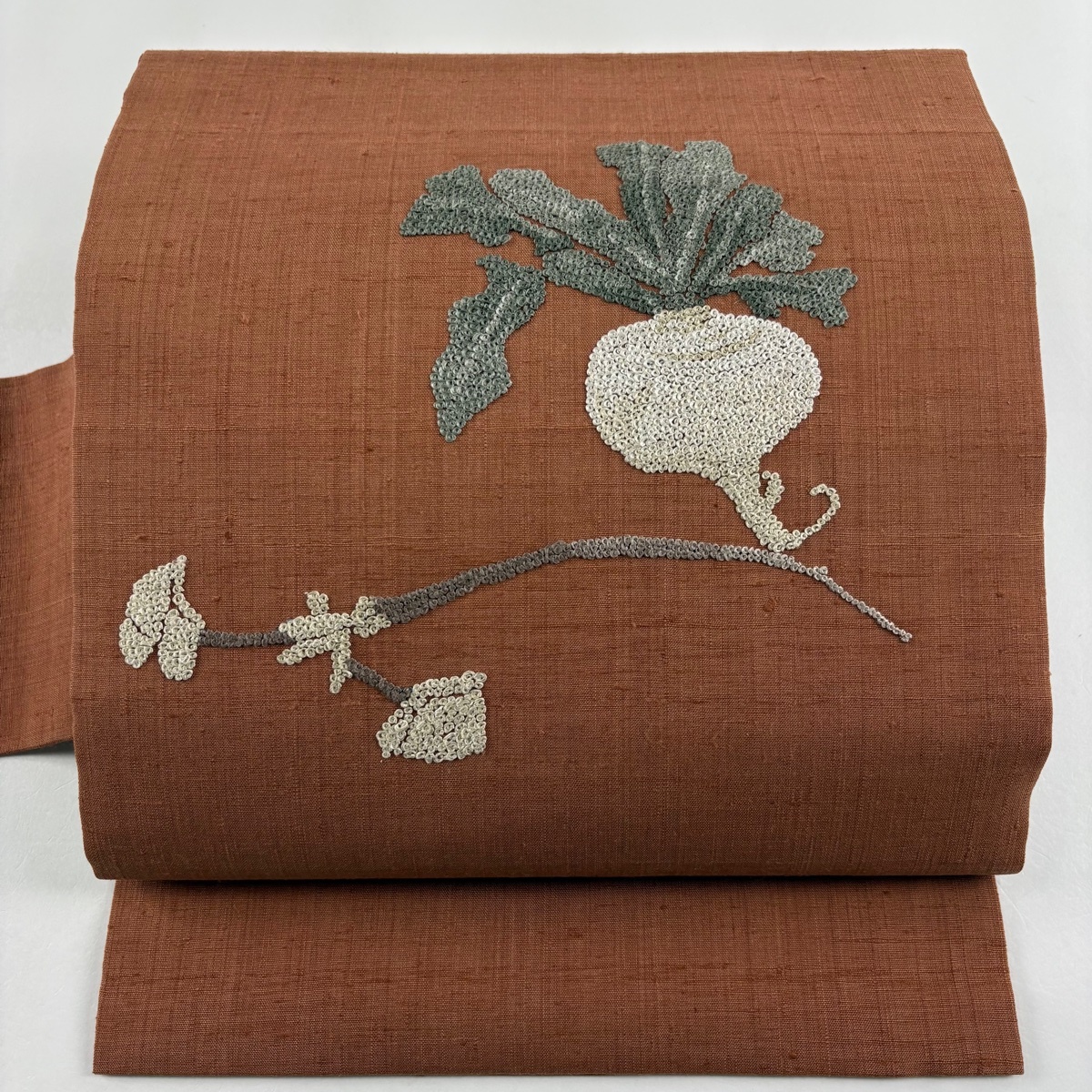 【美品】 名古屋帯 秀品 紬地 かぶ 葉柄 相良刺繍 赤茶 正絹 【中古】拍卖