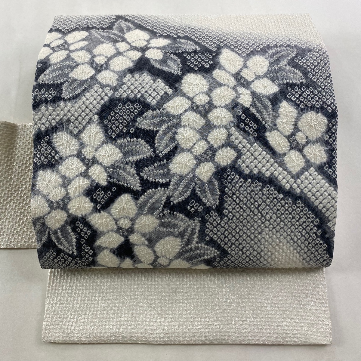 【美品】 名古屋帯 逸品 草花 総絞り 灰白 正絹 【中古】拍卖