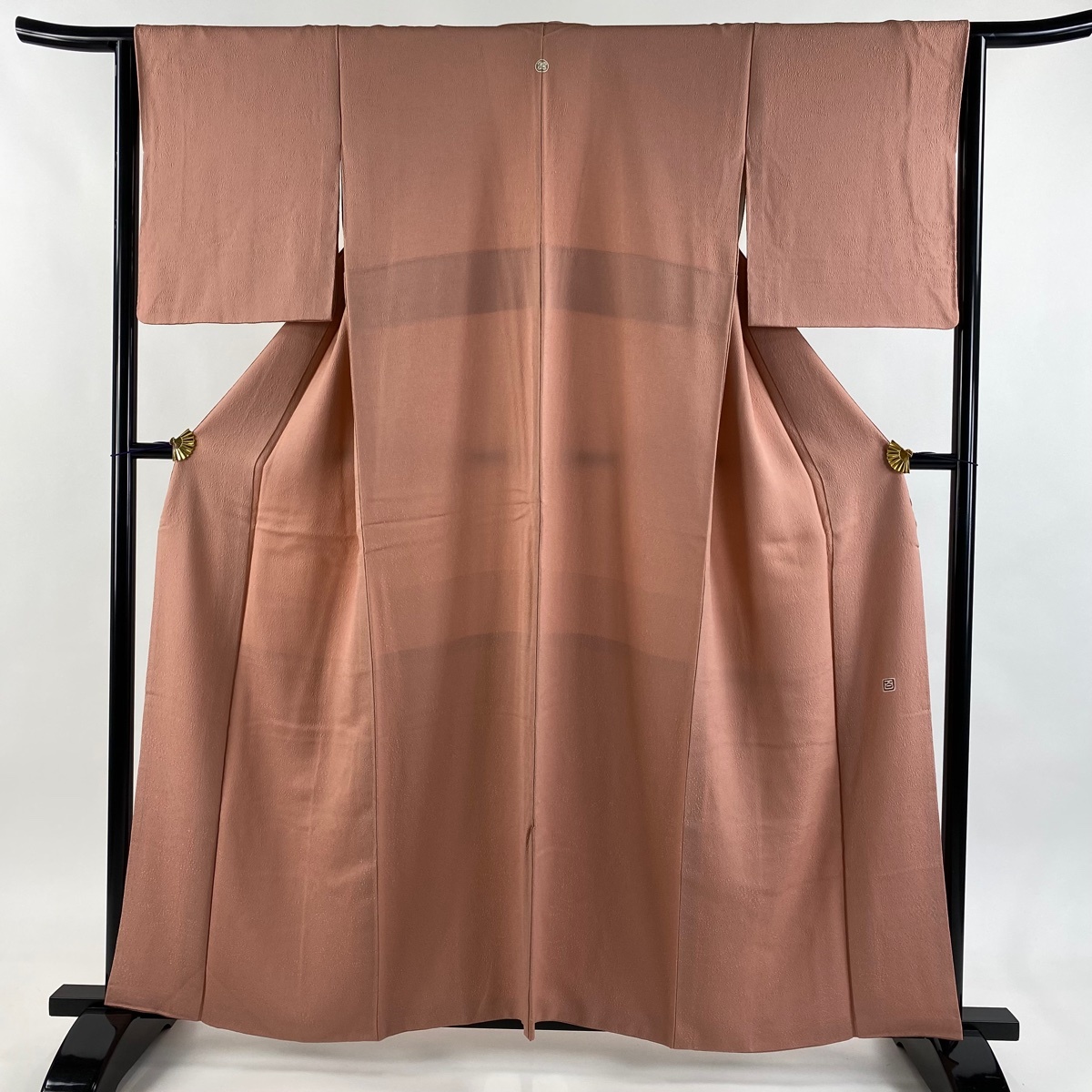 【美品】 色無地 身丈159cm 裄丈64cm M 袷 百貫 落款 地紋 ピンク 正絹 秀品 一つ紋 【中古】拍卖