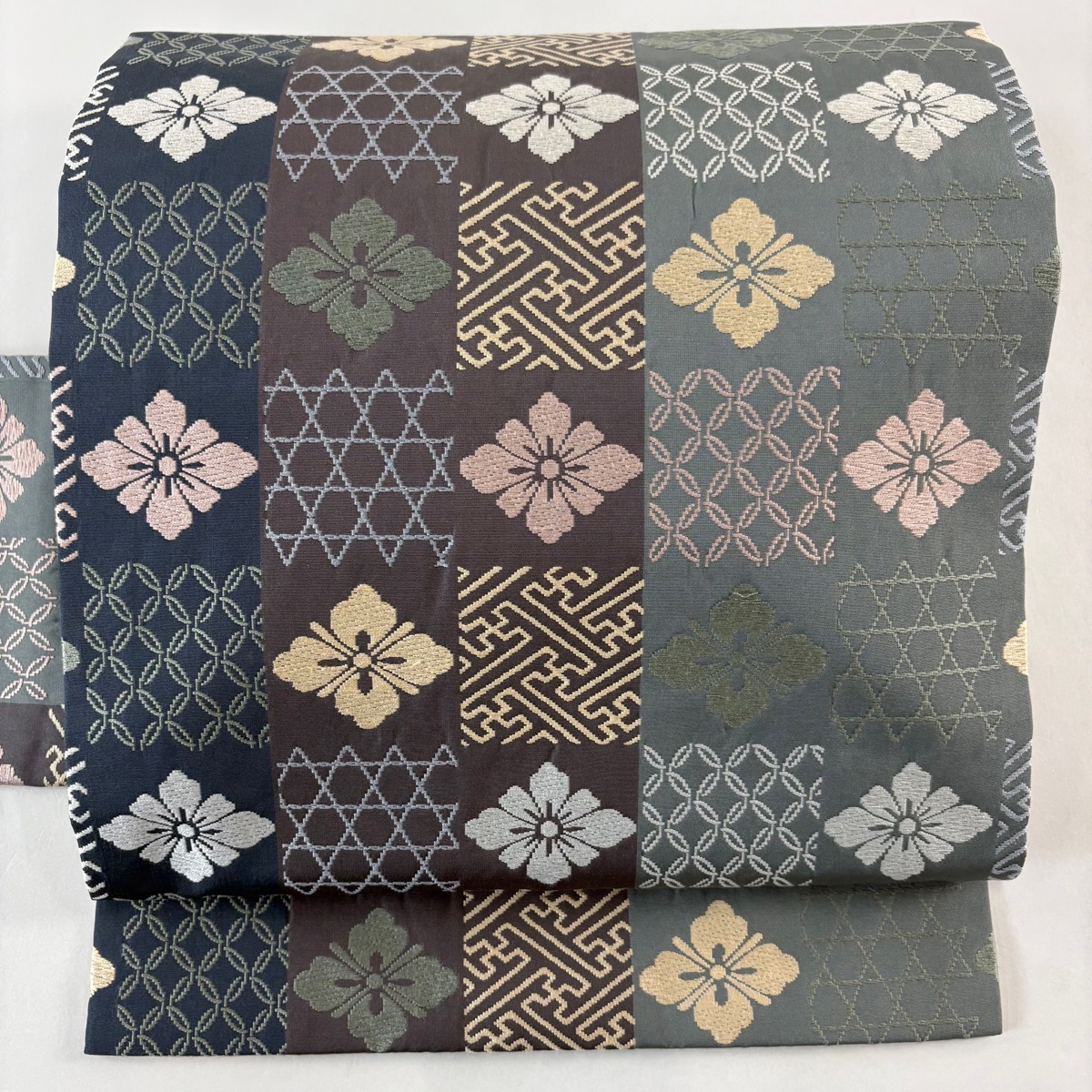 名古屋帯 名品 花菱 有職文様 刺繍 灰緑 正絹 【中古】拍卖