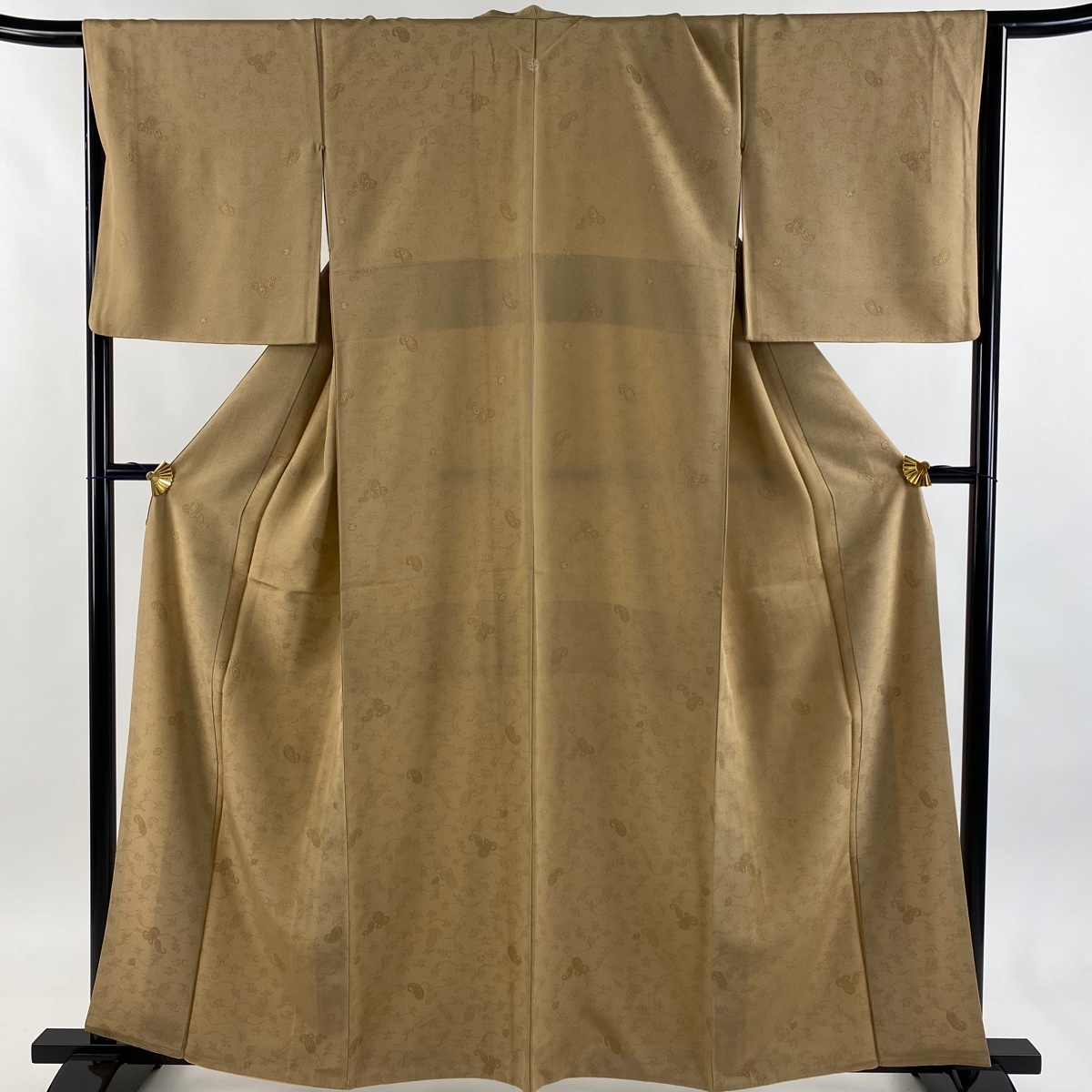 色無地 身丈160.5cm 裄丈66.5cm M 袷 地紋 薄茶色 正絹 秀品 一つ紋 【中古】拍卖