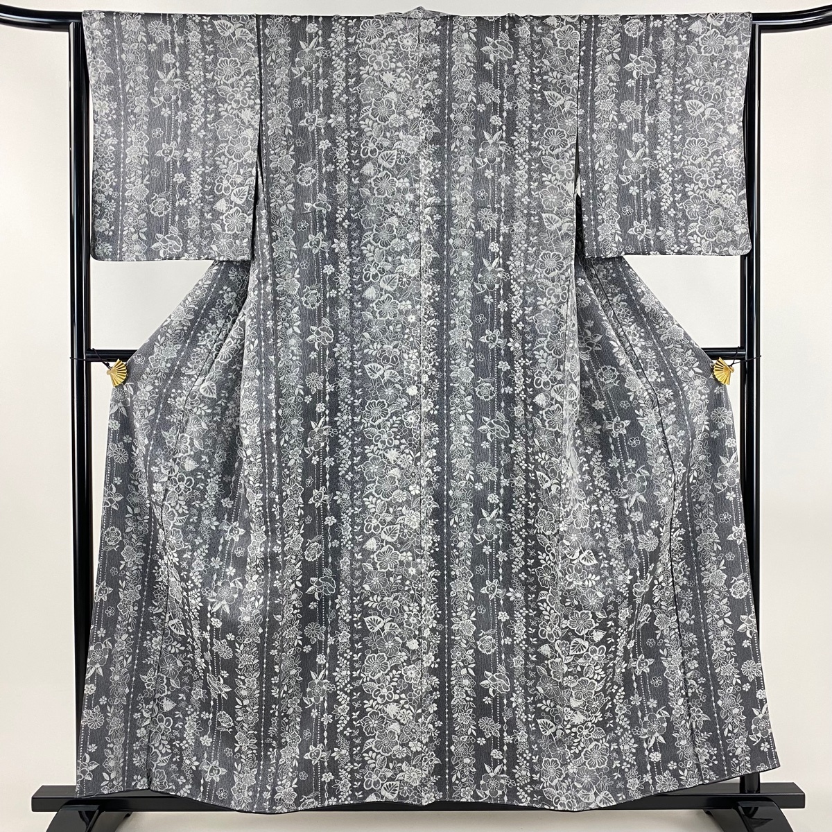 【美品】 小紋 身丈156.4cm 裄丈64.5cm M 袷 紋意匠 椿 辻が花柄 灰色 正絹 逸品 【中古】拍卖