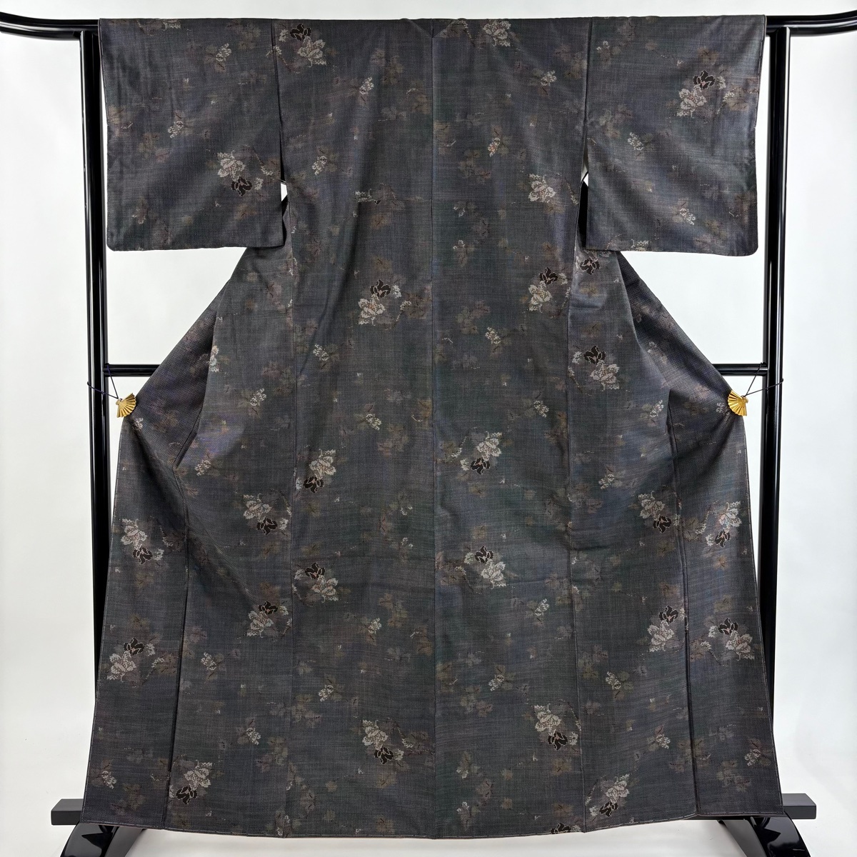 【美品】 大島紬 身丈163cm 裄丈62.5cm S 袷 都喜ヱ門 証紙 枝花 純泥染 青灰色 正絹 逸品 【中古】拍卖