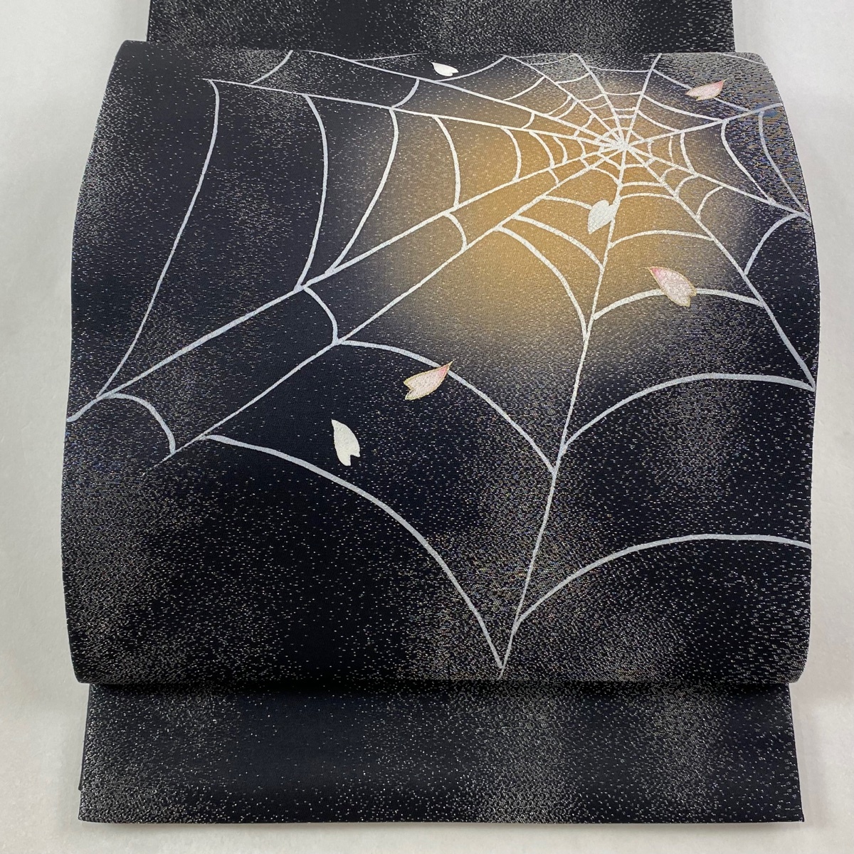 【美品】 袋帯 逸品 落款 蜘蛛の巣 桜の花びら 銀通し 金彩 黒 お太鼓柄 正絹 【中古】拍卖