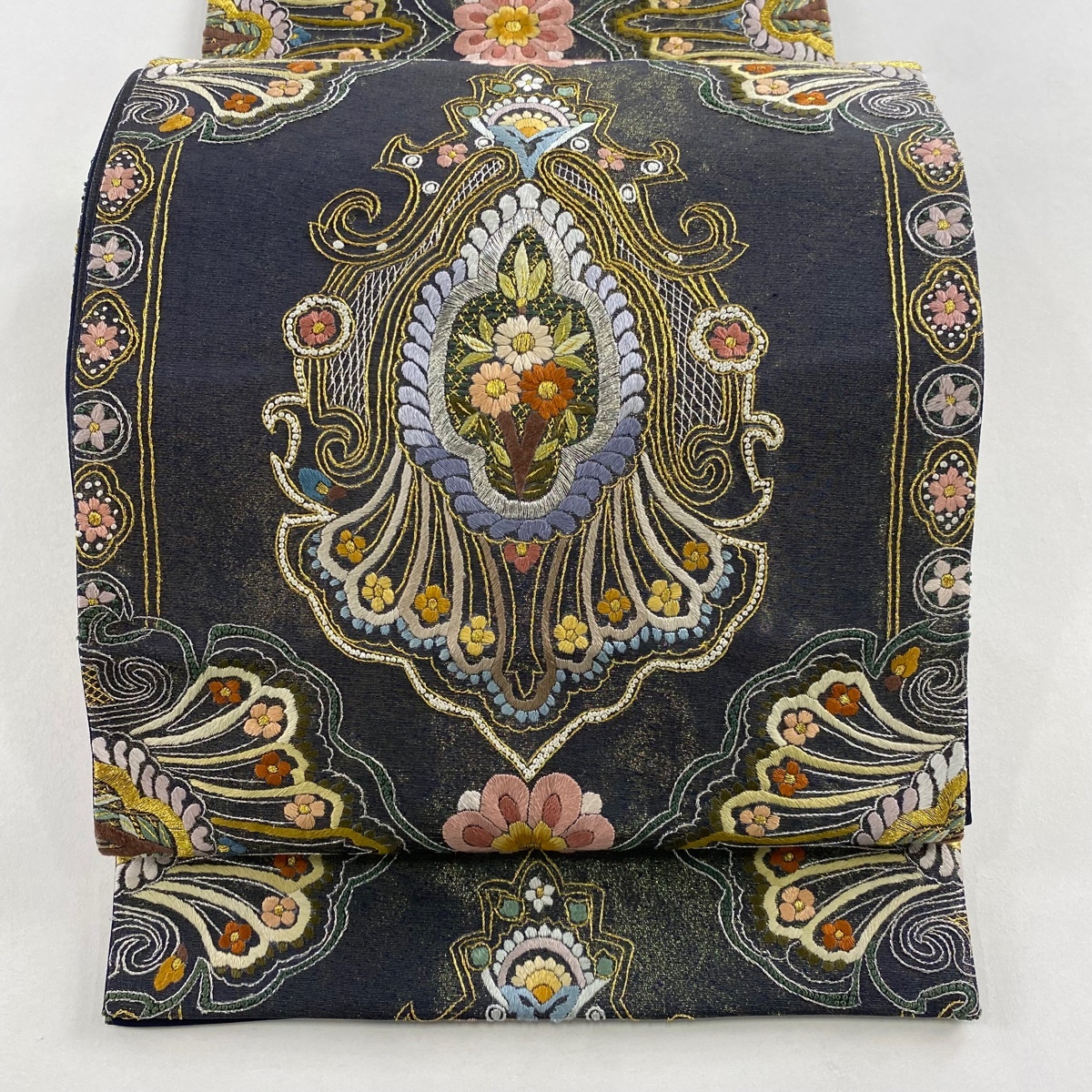 【美品】 袋帯 逸品 草花 刺繍 金銀糸 金色 六通 正絹 【中古】拍卖