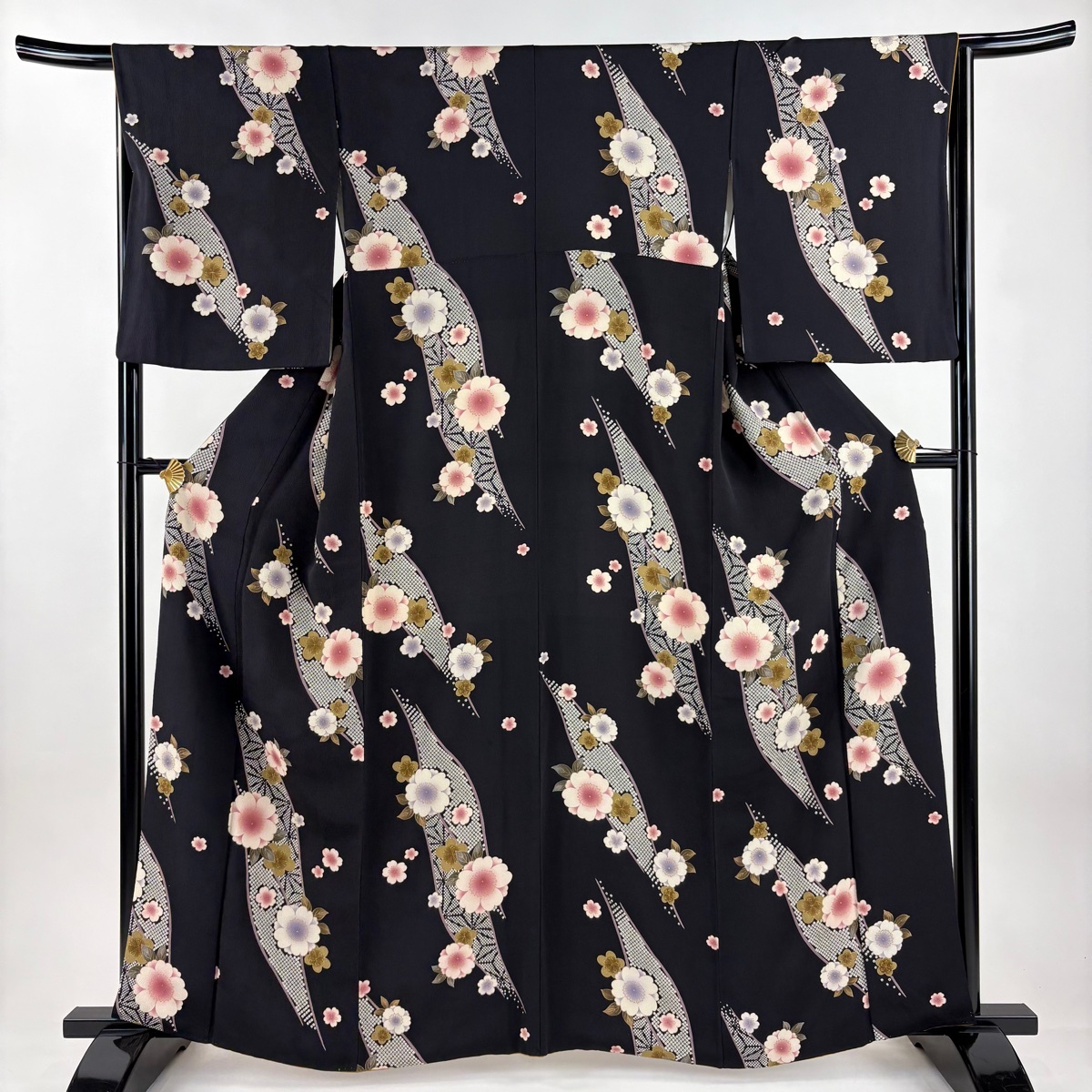 小紋 身丈161cm 裄丈65cm M 袷 やまと 桜 麻の葉 金彩 縮緬 黒 正絹 秀品 【中古】拍卖
