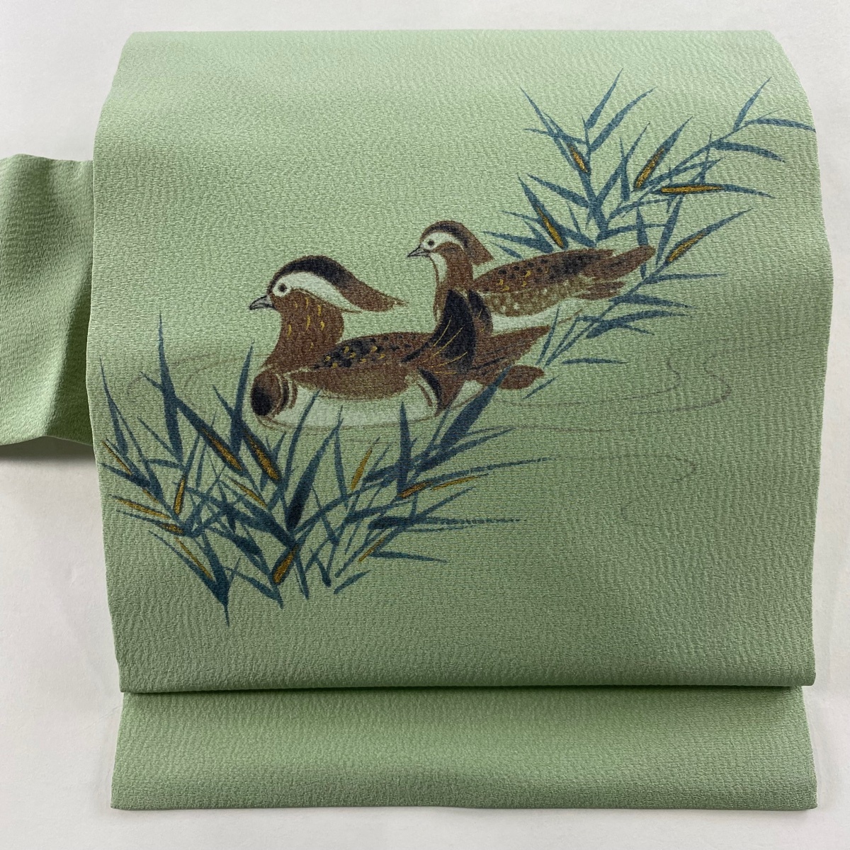 【美品】 名古屋帯 名品 落款 山科春宣 鴛鴦 葉柄 金彩 薄緑 正絹 【中古】拍卖