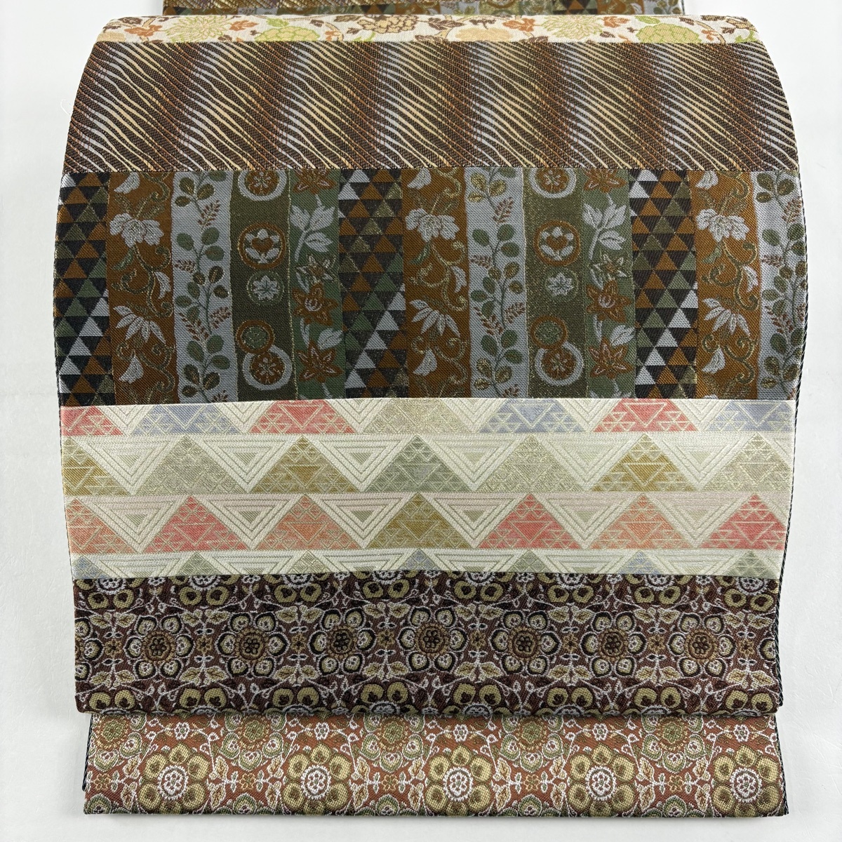 【美品】 袋帯 秀品 草花 幾何学模様 金糸 切嵌め 茶色 六通 正絹 【中古】拍卖