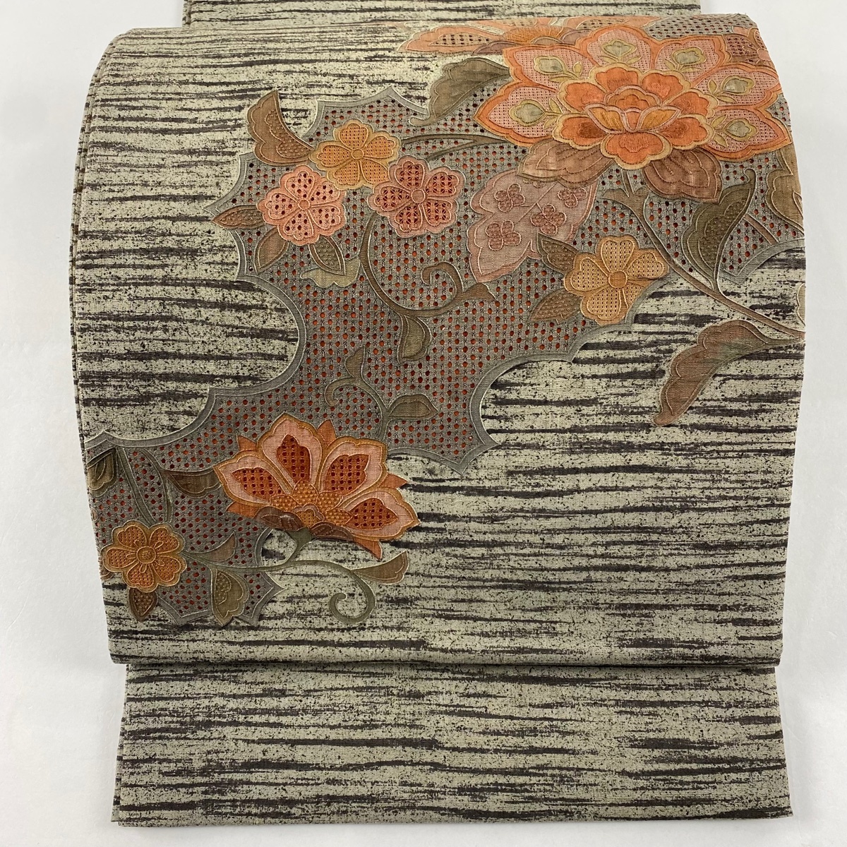 【美品】 袋帯 秀品 紬地 花唐草 逆さ雲取り 刺繍 灰茶 お太鼓柄 正絹 【中古】拍卖