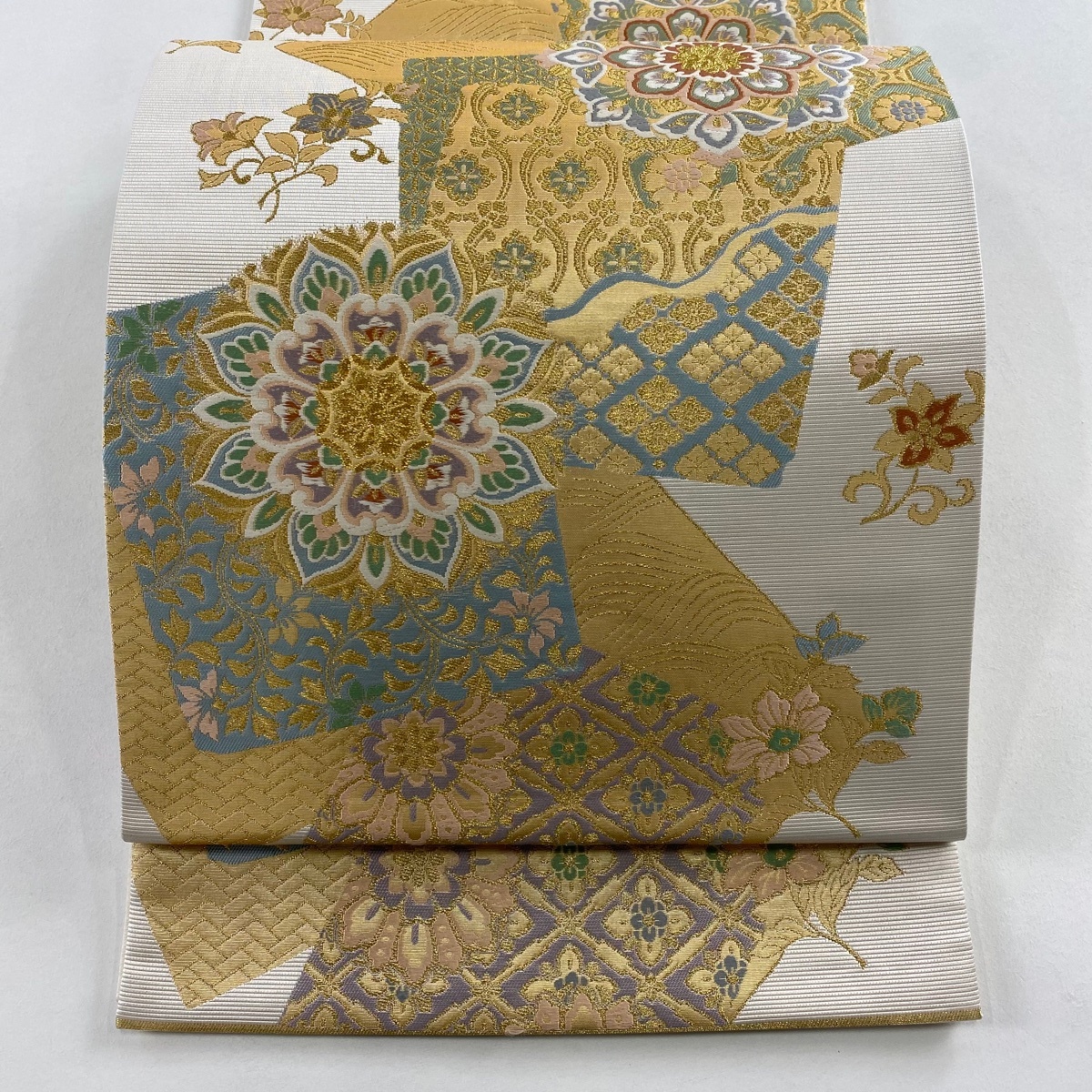 【美品】 袋帯 秀品 関西仕立て 華文 色紙 金糸 箔 灰白 六通 正絹 【中古】拍卖