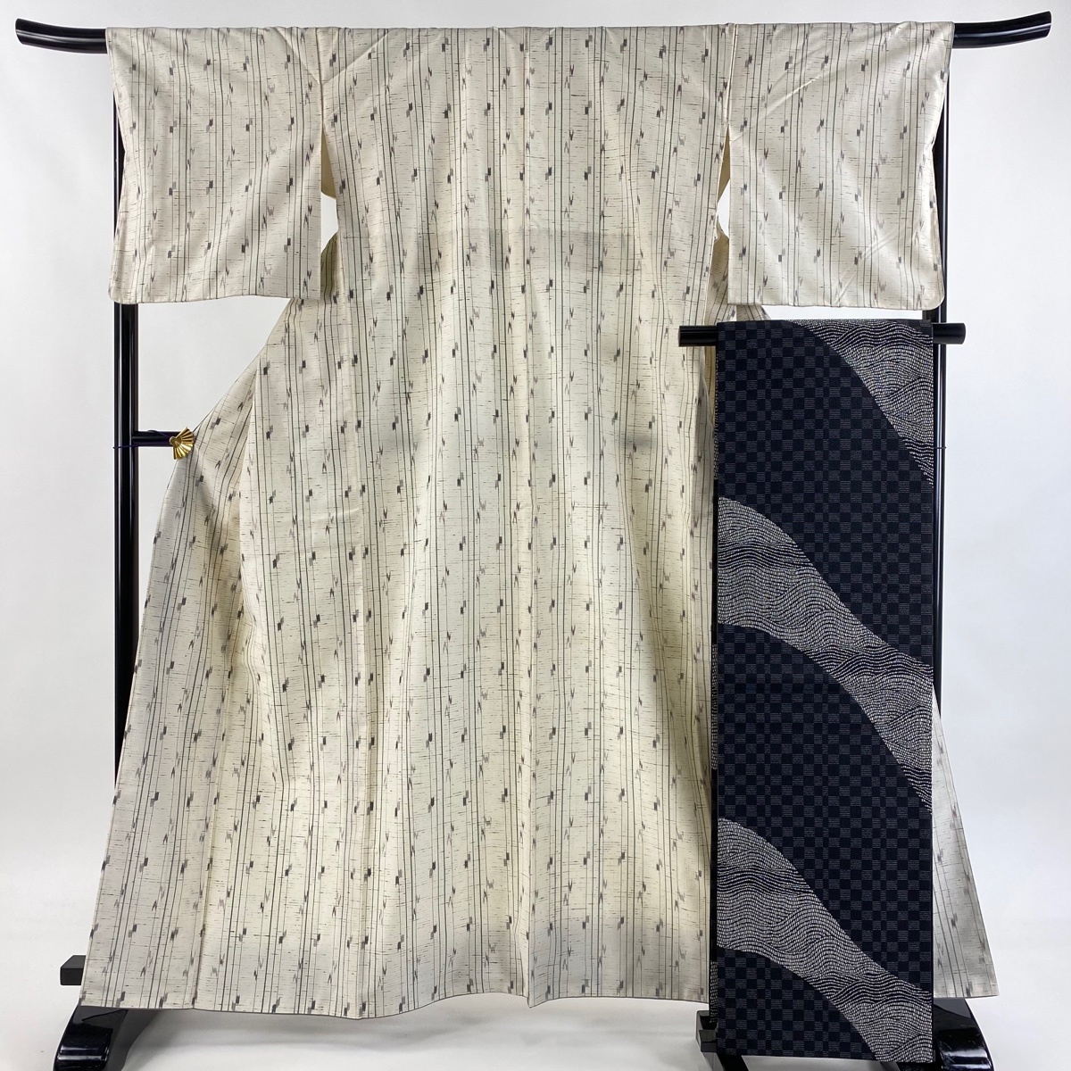 【美品】 紬 身丈163cm 裄丈67cm M 袷 袋帯セット 縦縞 幾何学 クリーム 正絹 名品 【中古】拍卖