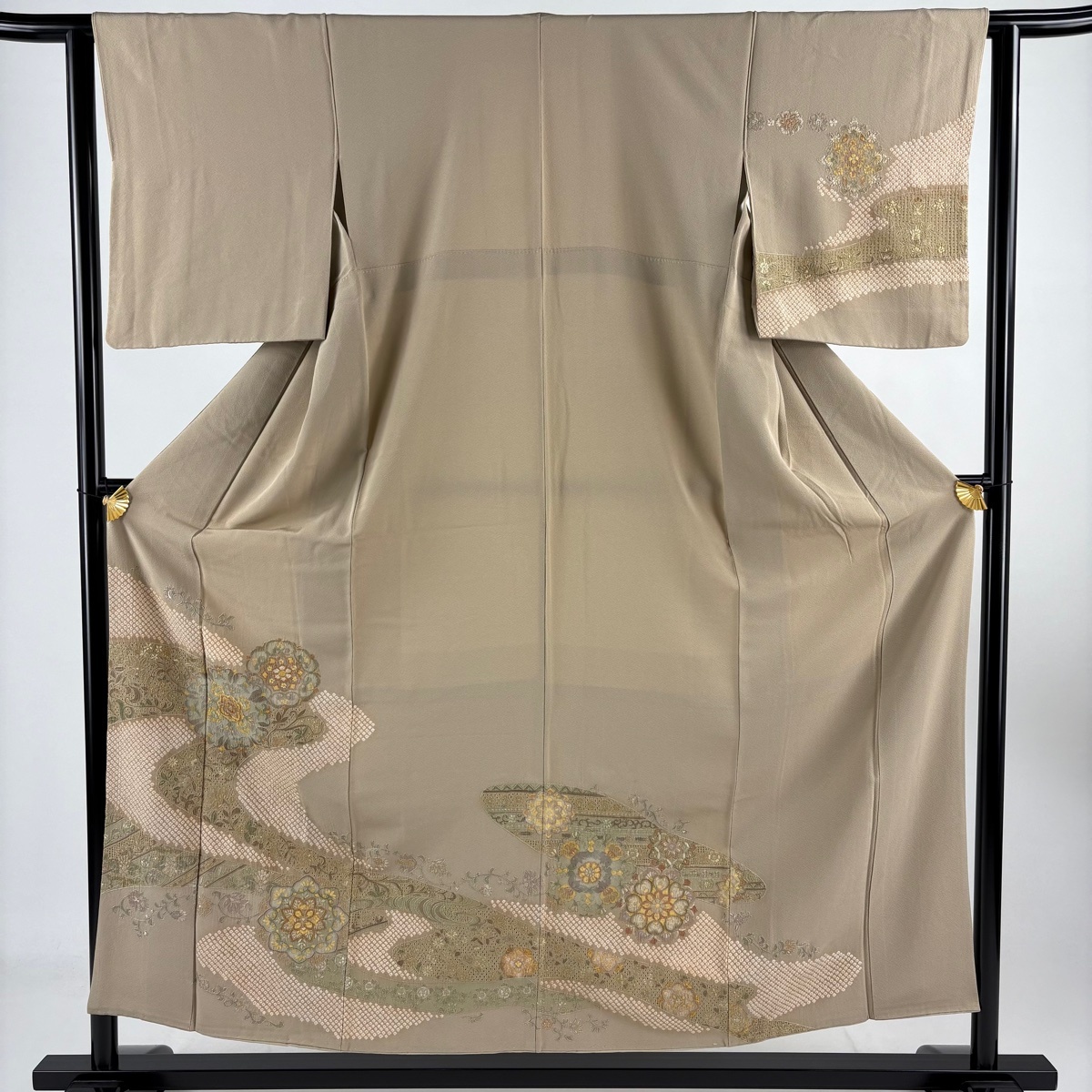 【美品】 訪問着 身丈155cm 裄丈62.5cm S 袷 やまと 華文 花唐草 刺繍 金糸 薄茶色 正絹 名品 【中古】拍卖