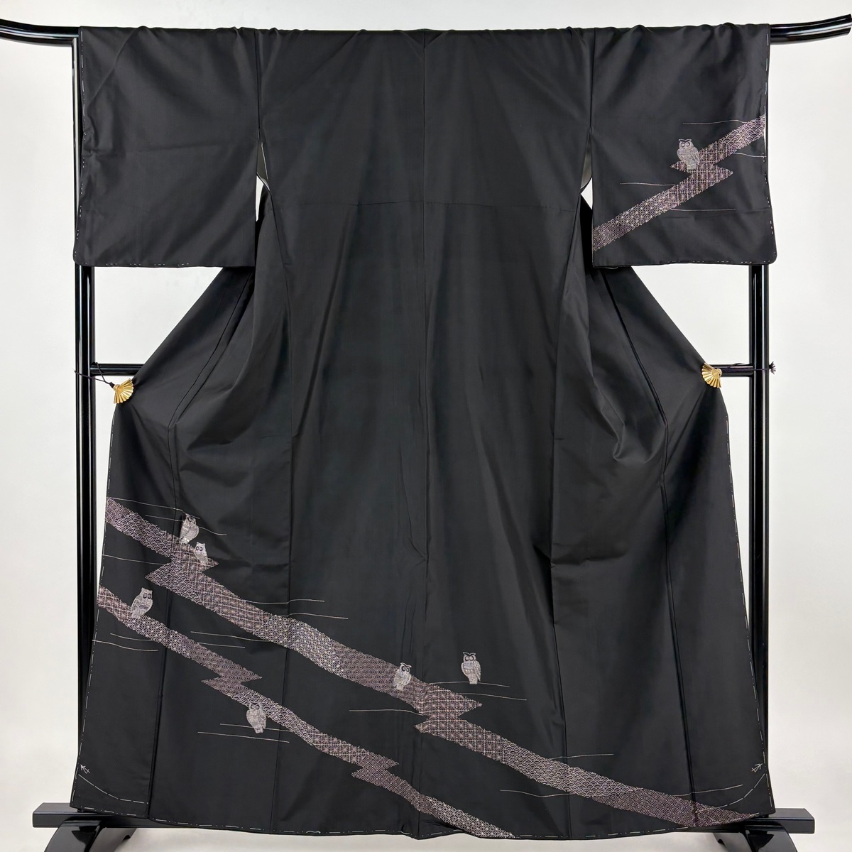 【在庫一掃】 訪問着 身丈160.5cm 裄丈68cm L 袷 紬地 ミミズク 有職文様 刺繍 黒 正絹 美品 逸品 【中古】拍卖