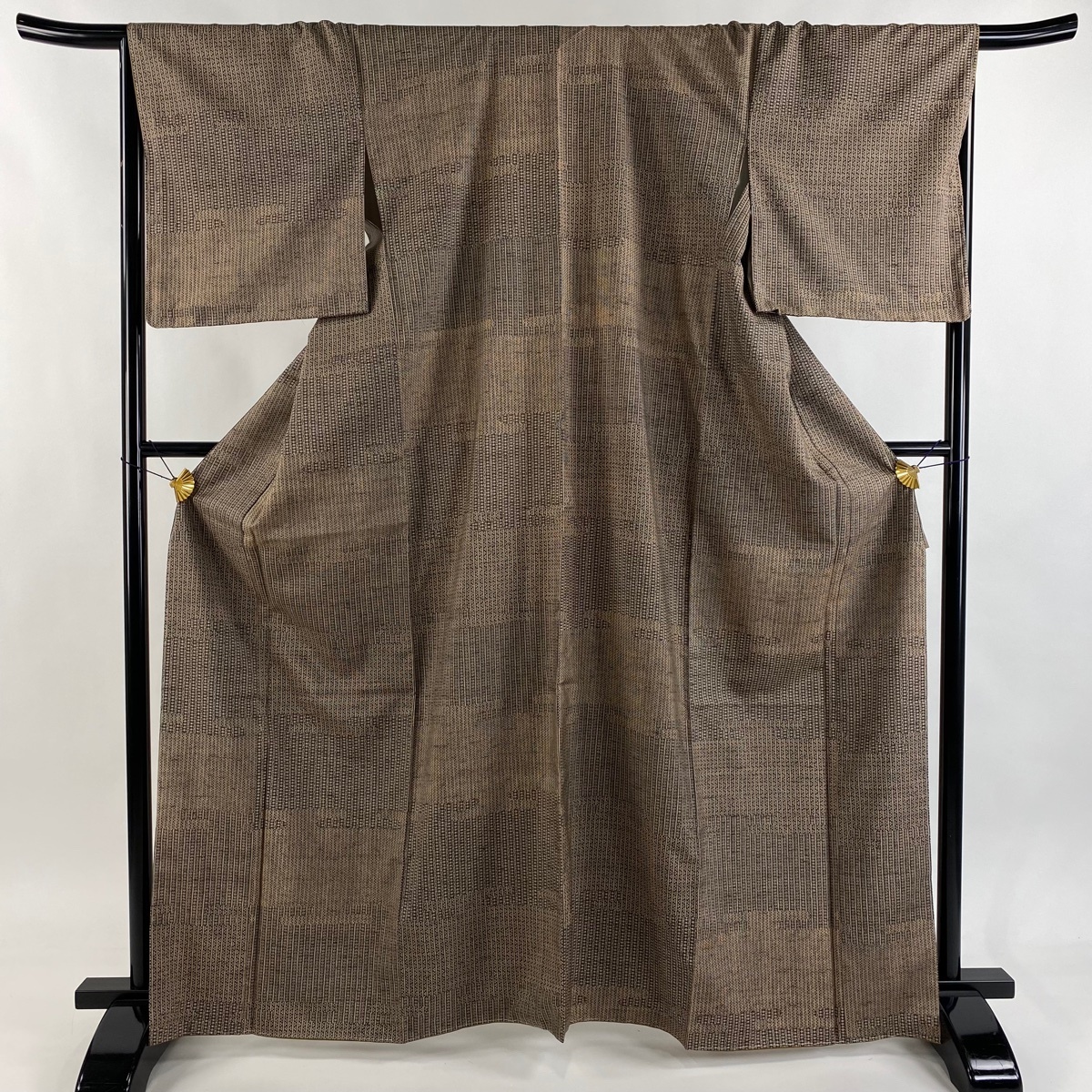 【美品】 小紋 身丈165cm 裄丈67.5cm L 袷 紬地 小花 幾何学模様 薄茶色 正絹 秀品 【中古】拍卖