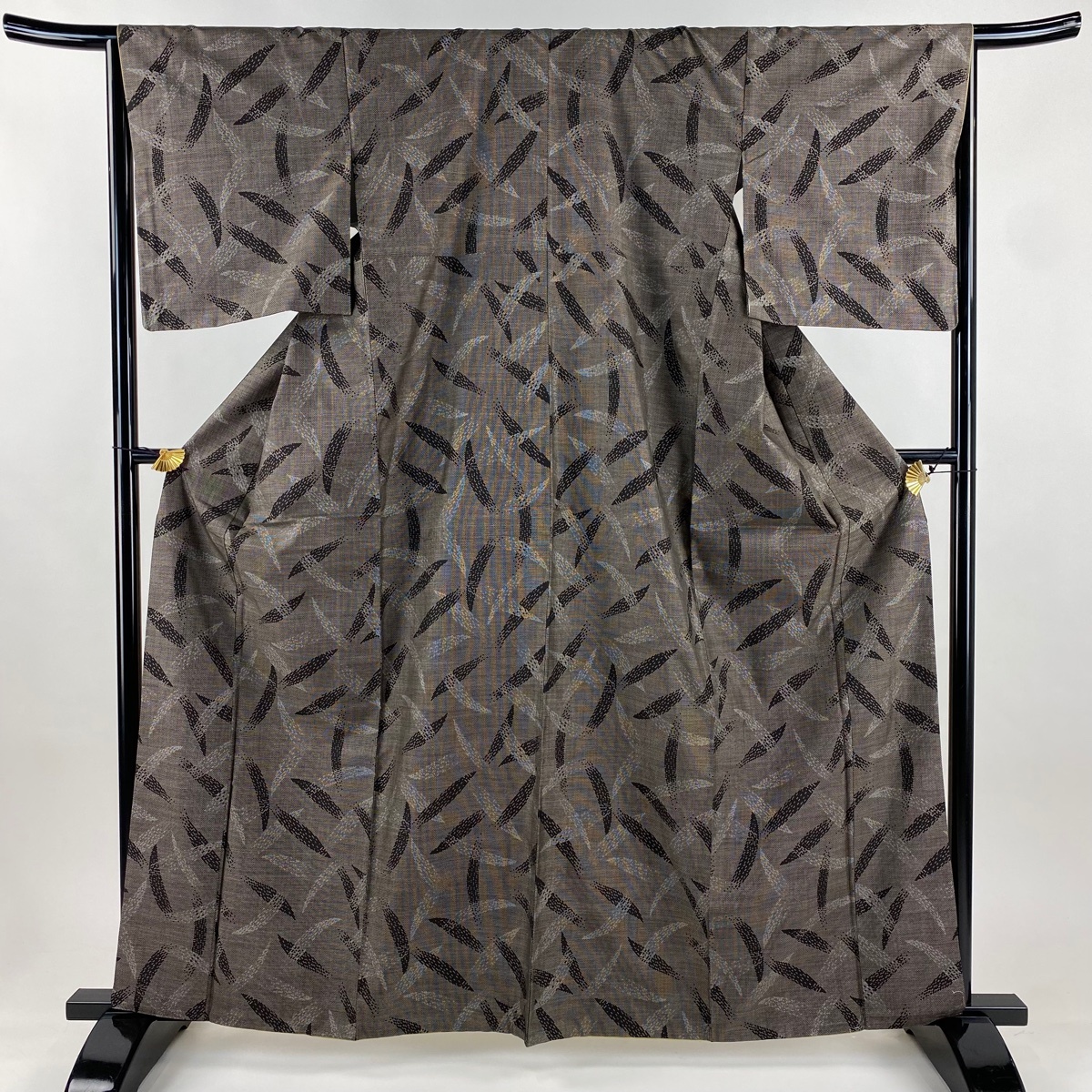 【美品】 紬 身丈162cm 裄丈66cm M 袷 葉 幾何学模様 焦茶色 正絹 秀品 【中古】拍卖