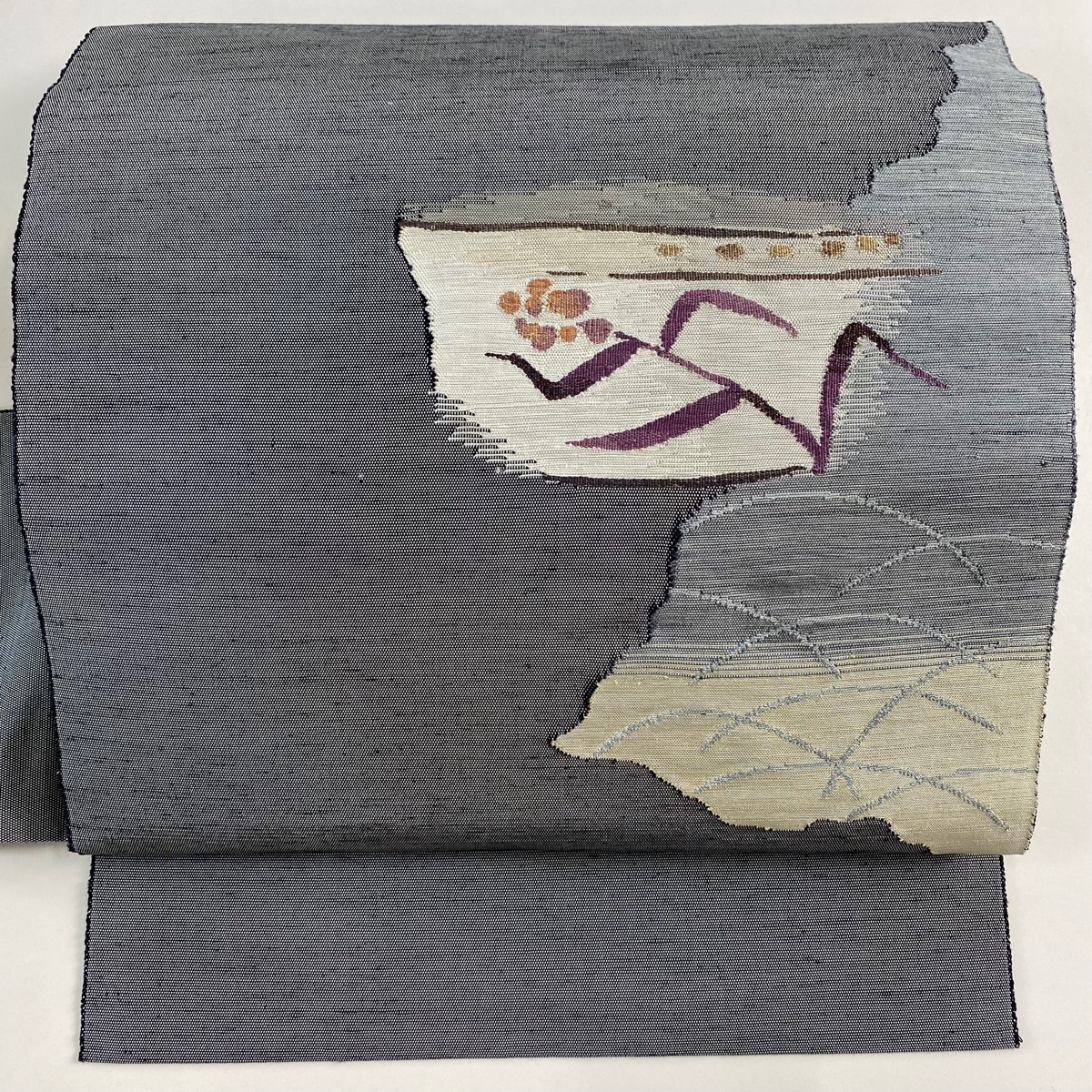 【美品】 名古屋帯 秀品 落款 紬地 八寸名古屋帯 草花 芝 金糸 刺繍 灰色 正絹 【中古】拍卖