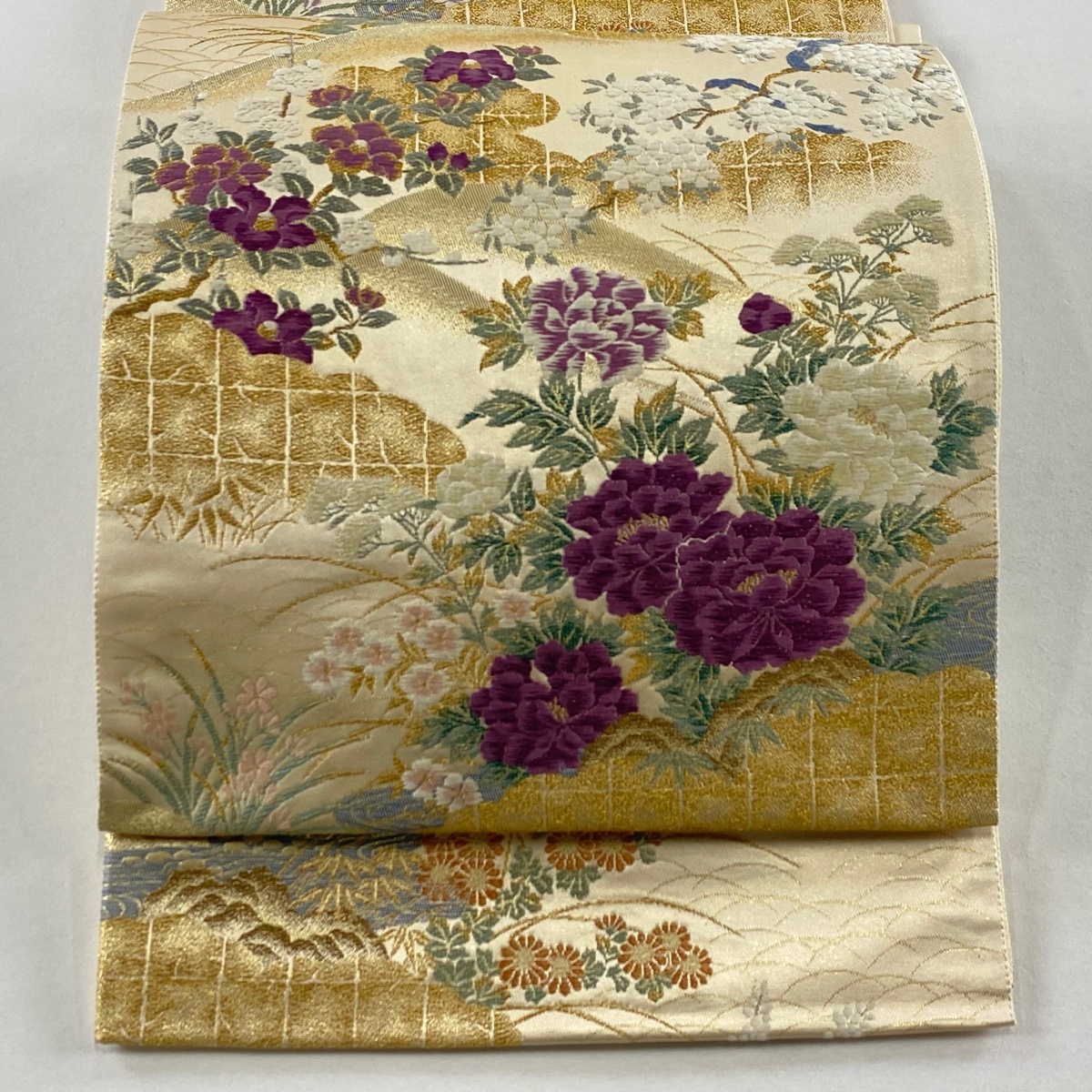 【美品】 袋帯 名品 じゅらく 落款 じゅらく帝王紫 草花 鳥 刺繍 金糸 ベージュ お太鼓柄 正絹 【中古】拍卖