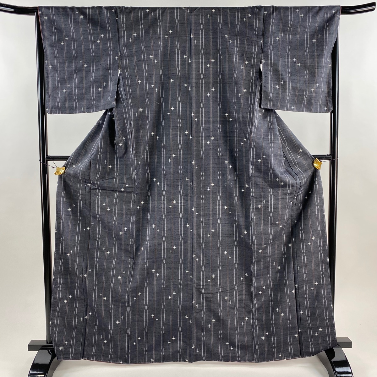 紬 身丈167cm 裄丈66.5cm M 袷 置賜紬 証紙 縞 十字絣 墨色 正絹 名品 【中古】拍卖