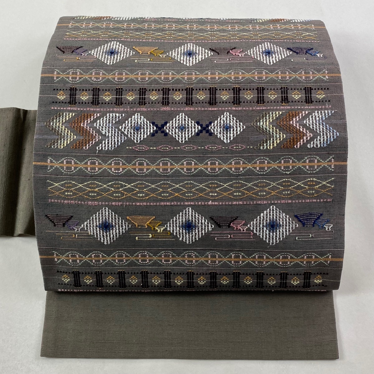 【美品】 名古屋帯 逸品 菱 幾何学 灰茶 正絹 【中古】拍卖