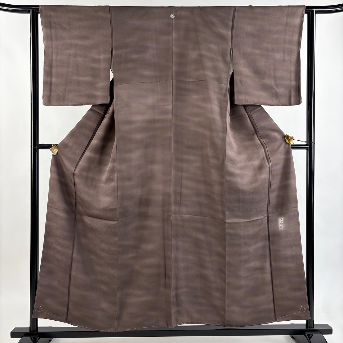 【美品】 小紋 身丈154cm 裄丈64cm M 袷 本郷大田子 落款 霞 ぼかし 茶紫 正絹 秀品 一つ紋 【中古】拍卖