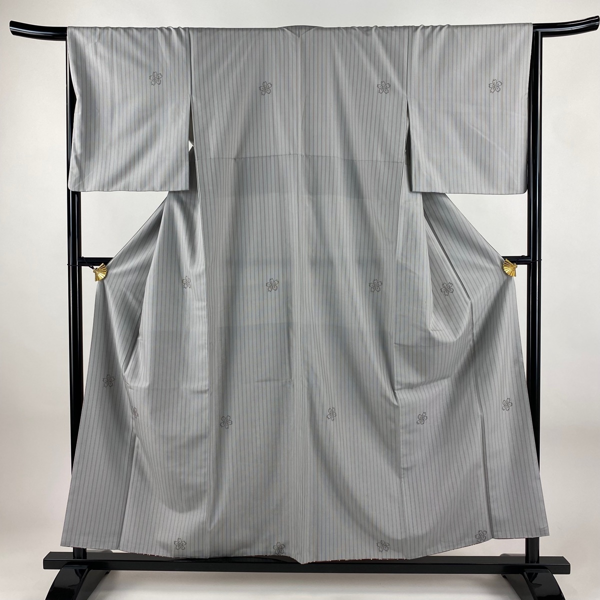 【美品】 小紋 身丈156.5cm 裄丈64cm M 袷 桜 縦縞 灰色 正絹 秀品 【中古】拍卖