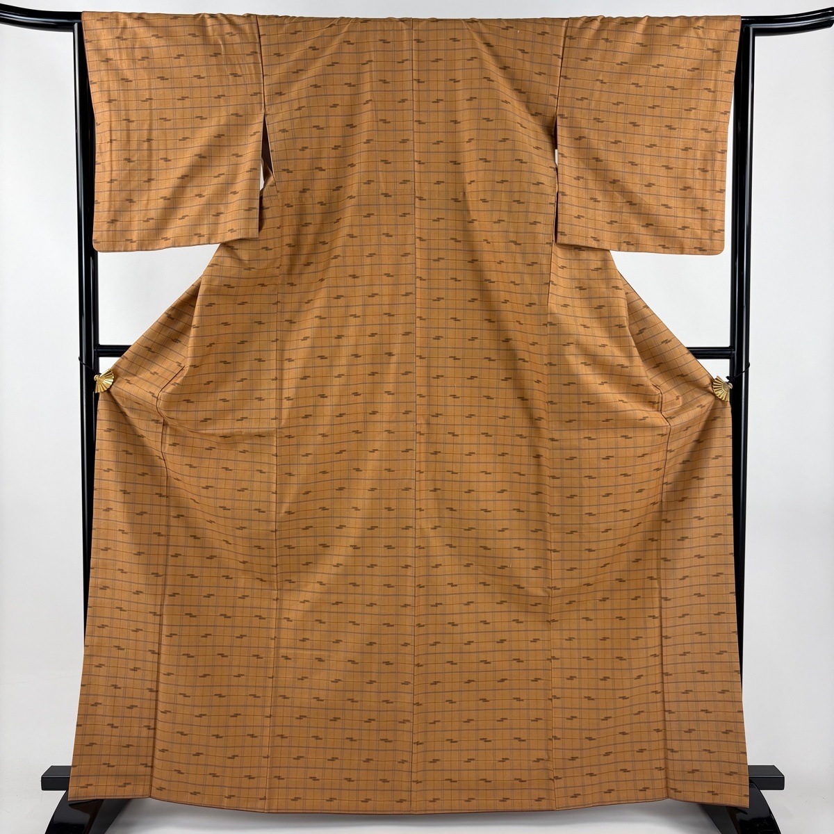 【美品】 紬 身丈166.5cm 裄丈65.5cm M 袷 久米島紬 証紙 格子 幾何学模様 茶色 正絹 逸品 【中古】拍卖