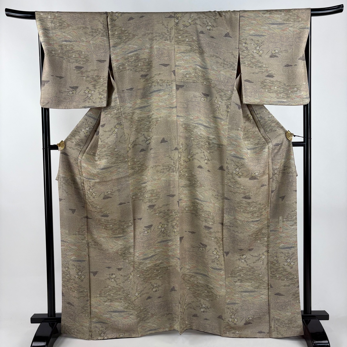 【美品】 小紋 身丈167cm 裄丈67.5cm L 袷 南部幸雄 胴抜き 落款 草花 流水 薄茶色 正絹 秀品 【中古】拍卖