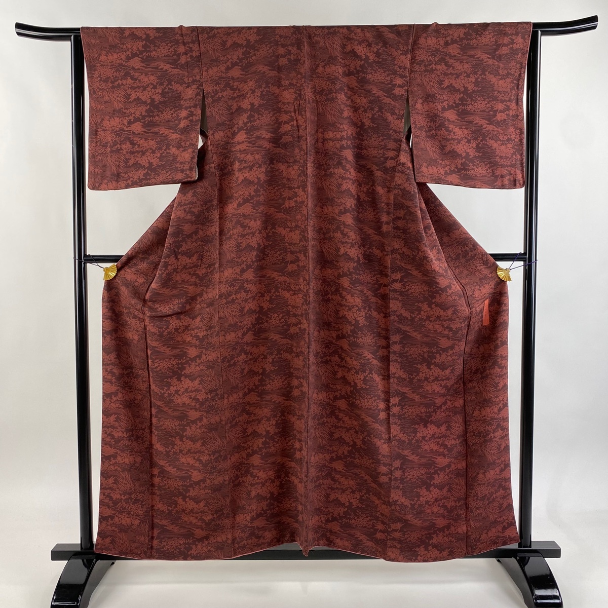 【美品】 江戸小紋 身丈158cm 裄丈64cm M 袷 六谷紀久男 落款 万寿菊 流水 小豆色 正絹 秀品 【中古】拍卖