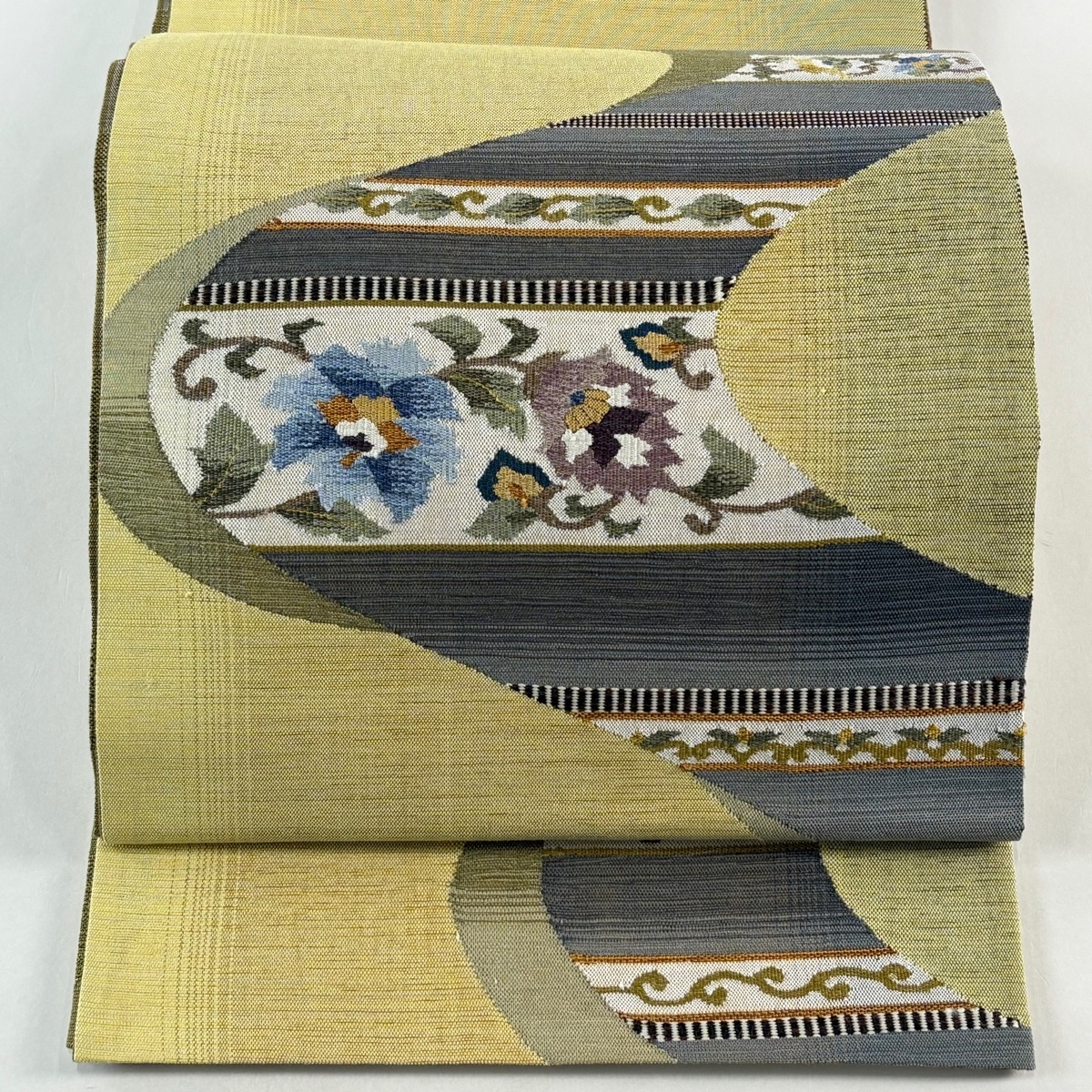 【美品】 袋帯 秀品 花唐草 霞 ベージュ お太鼓柄 正絹 【中古】拍卖