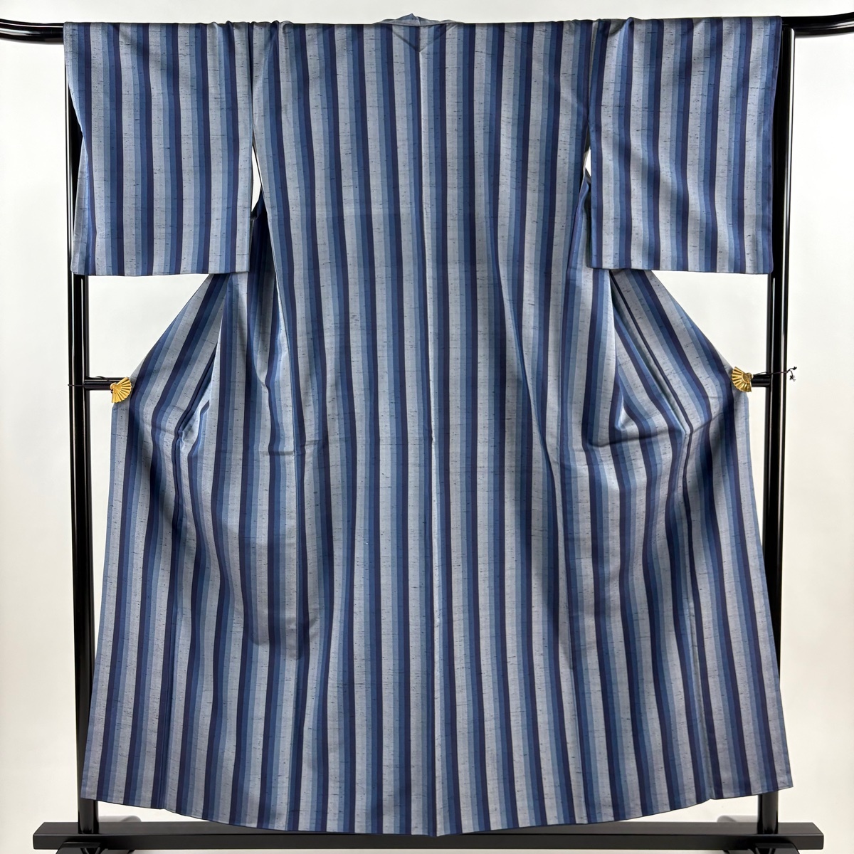 【美品】 紬 身丈155cm 裄丈67cm M 袷 縦縞 青灰色 正絹 秀品 【中古】拍卖