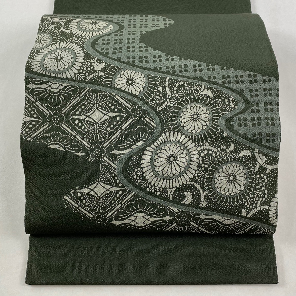 開き名古屋帯 秀品 落款 霞 草花 京洛型染 縮緬 深緑 正絹 【中古】拍卖