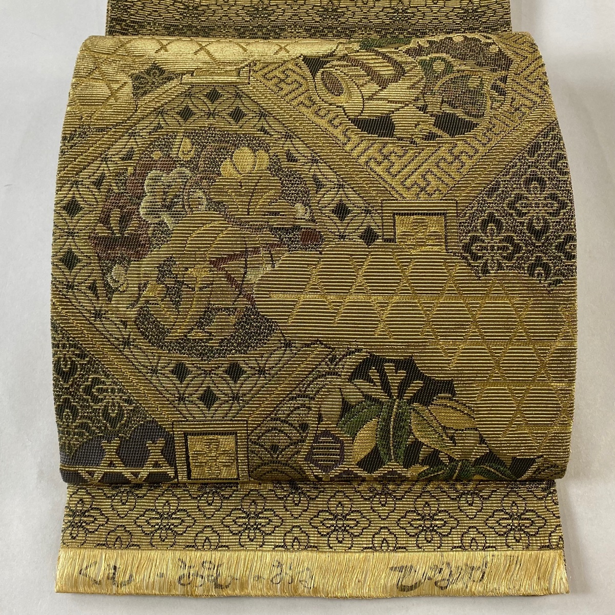 【在庫一掃】 袋帯 美品 逸品 証紙 ひなや工房 松竹梅 宝尽くし 輪奈織 金銀糸 金色 お太鼓柄 正絹 【中古】拍卖