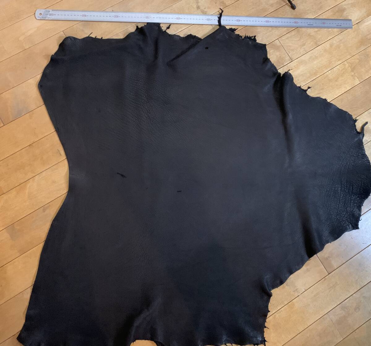 ディアスキン3枚セット+裁断物(約23ds) 1.6~3.6mm厚 ブラック バッグ 財布 ポーチ ハンドメイド材料拍卖