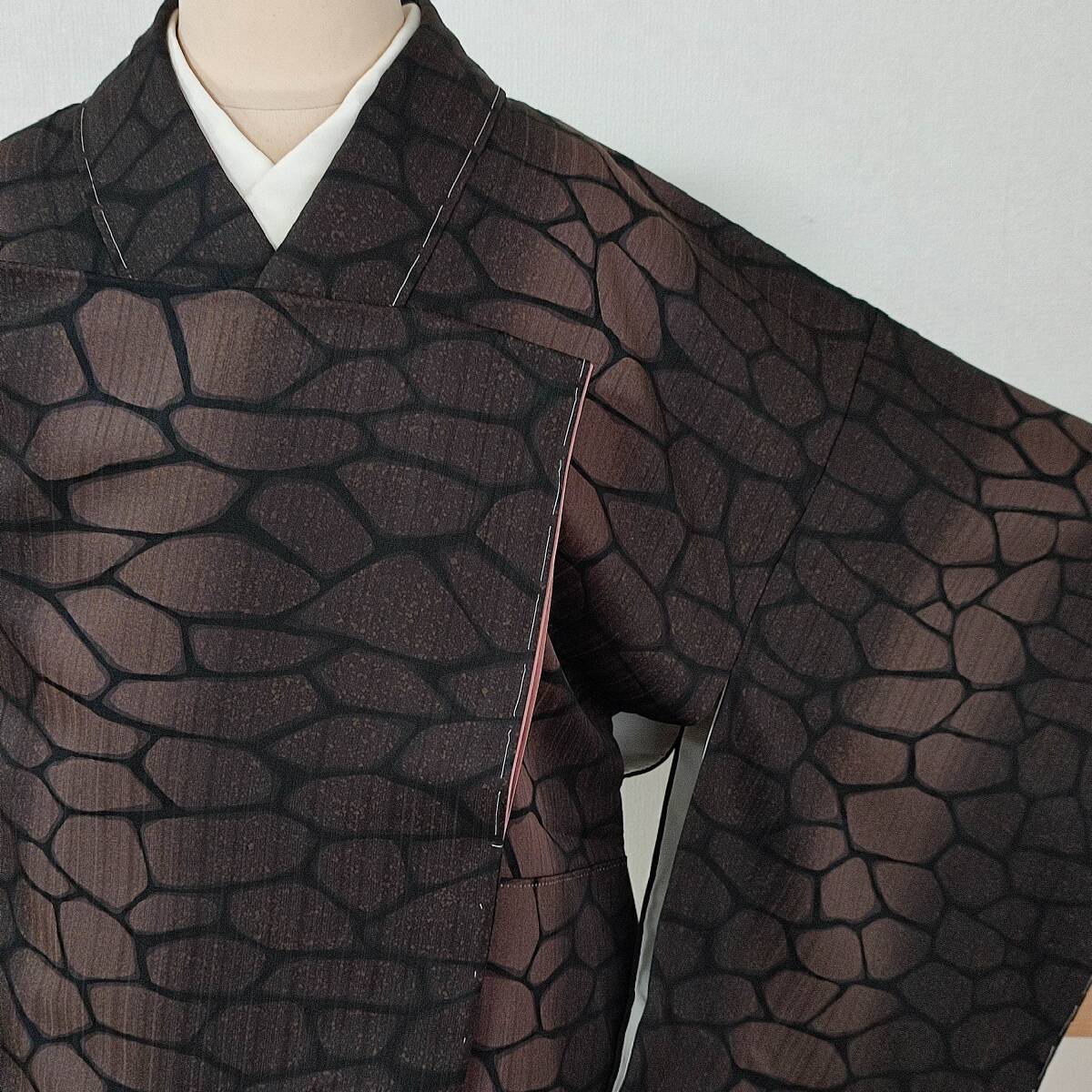 即決■着物の越田■裄65身丈156.5 正絹 小紋 袷 地紋 ダークブラウン系 石畳のような柄 個性的 モダン しつけ糸付き 美品 H◇め29E04拍卖