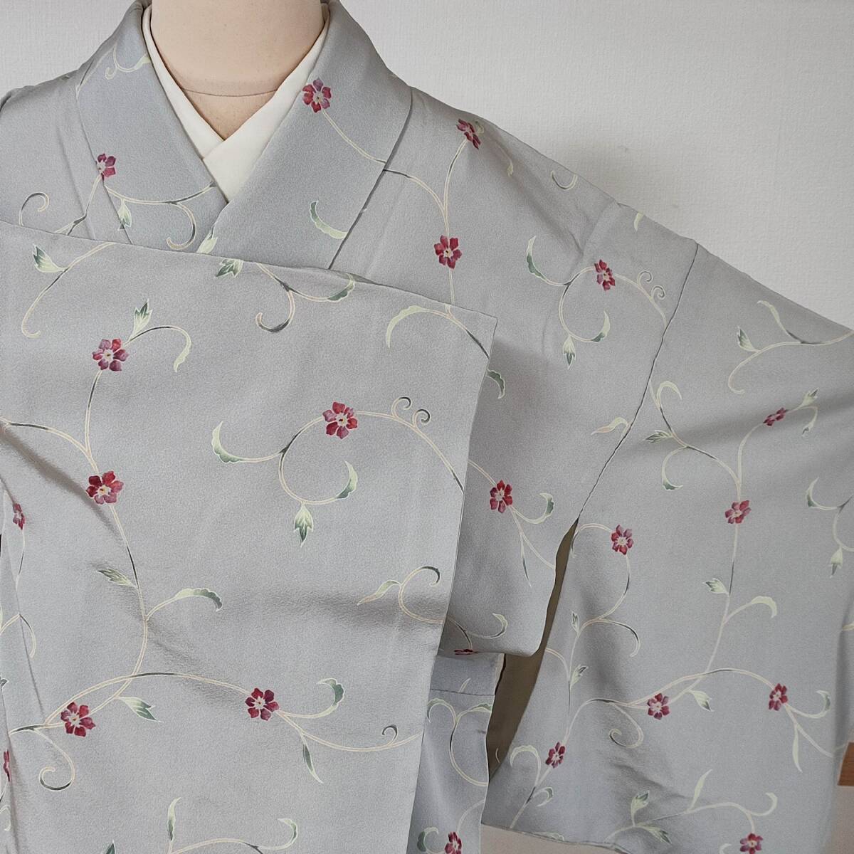 即決■着物の越田■裄68身丈165 正絹 小紋 袷 裄長 ハギレ有り ハギレに落款有り 作家物 グレー系のお色味 花柄 美品 D◇も05E01拍卖