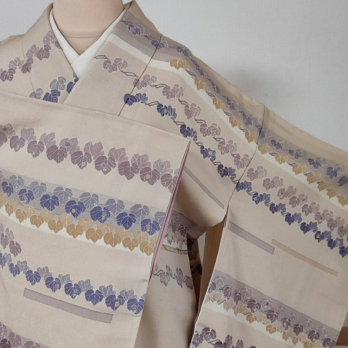 即決■着物の越田■裄65身丈165.5 正絹 付下げ 袷 葉 蔦 ベージュ系■も05E03拍卖
