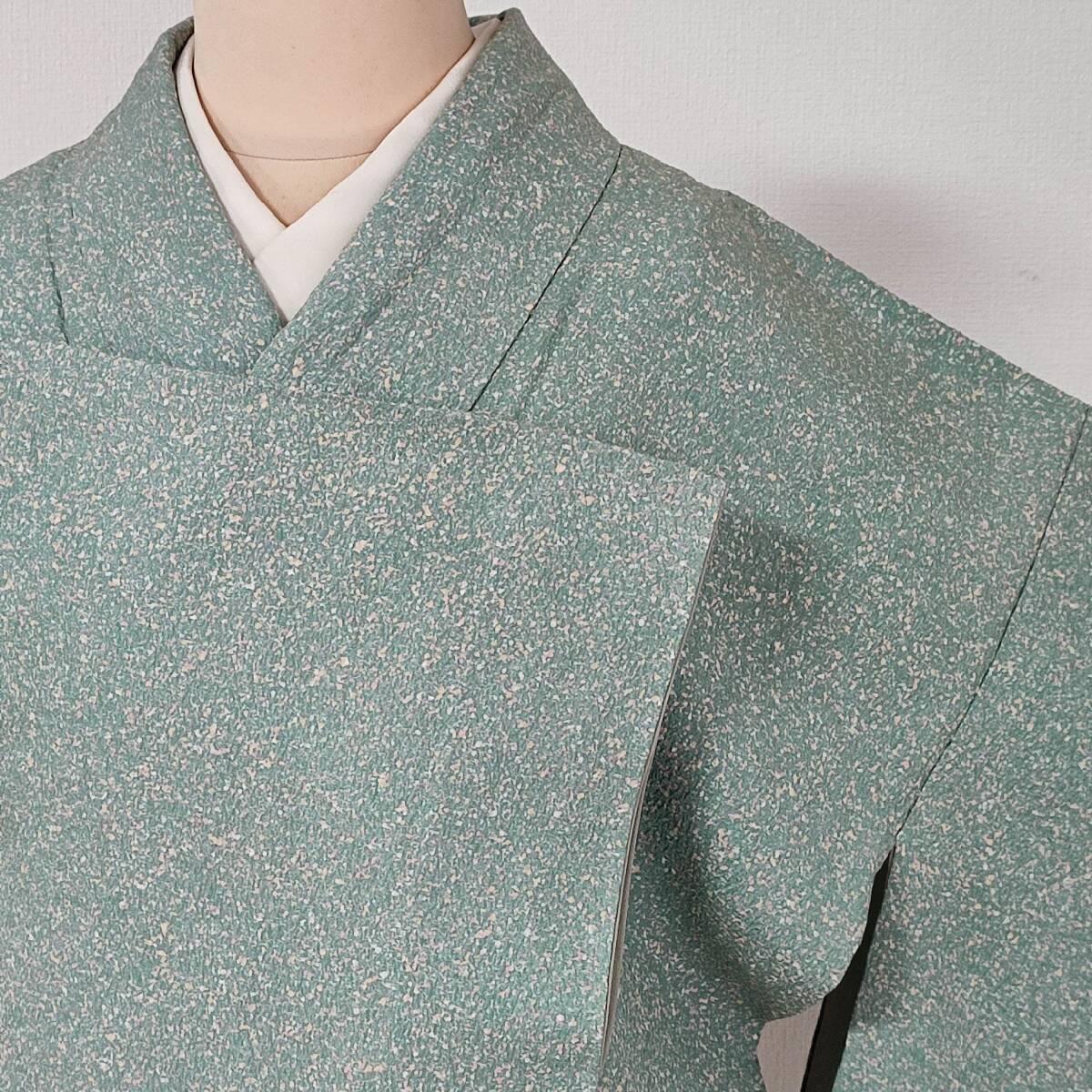 即決■着物の越田■裄64.5身丈156.5 正絹 小紋 袷 美品 たたき染め風 落款有り 地紋 淡いグリーン系のお色味 袖にしつけ糸付き■も05E05拍卖
