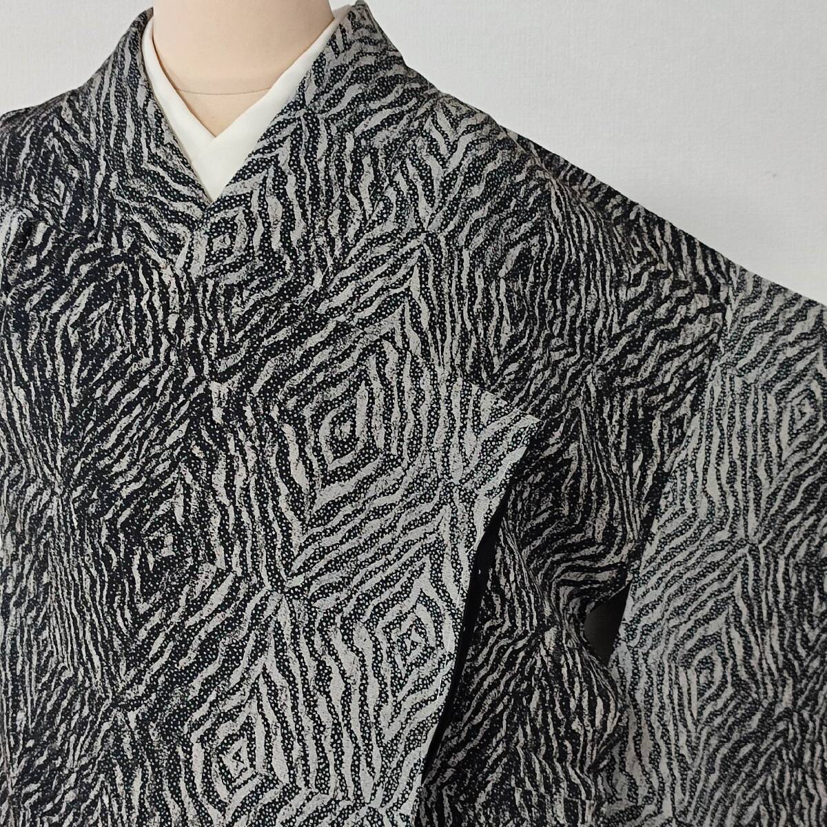 即決■着物の越田■裄67身丈157 正絹 小紋 袷 美品 しつけ糸付き ゆったりサイズ ゼブラ柄風 個性的 白黒系 モノトーン系■も05E10拍卖